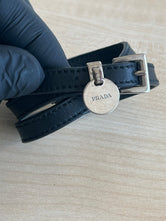 Prada Bracelet Double Tour en Cuir avec Médaillon Logo authentifié — Le comptoir vintage