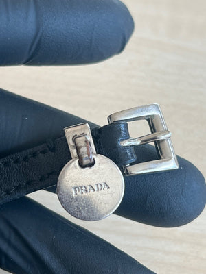 Prada Bracelet Double Tour en Cuir avec Médaillon Logo — vue 3 | Le comptoir vintage