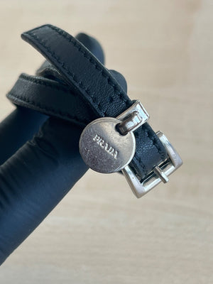 Prada Bracelet Double Tour en Cuir avec Médaillon Logo — vue 6 | Le comptoir vintage