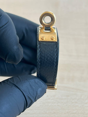 Hermès Bracelet Kelly cuir noir et métal doré — vue 2 | Le comptoir vintage