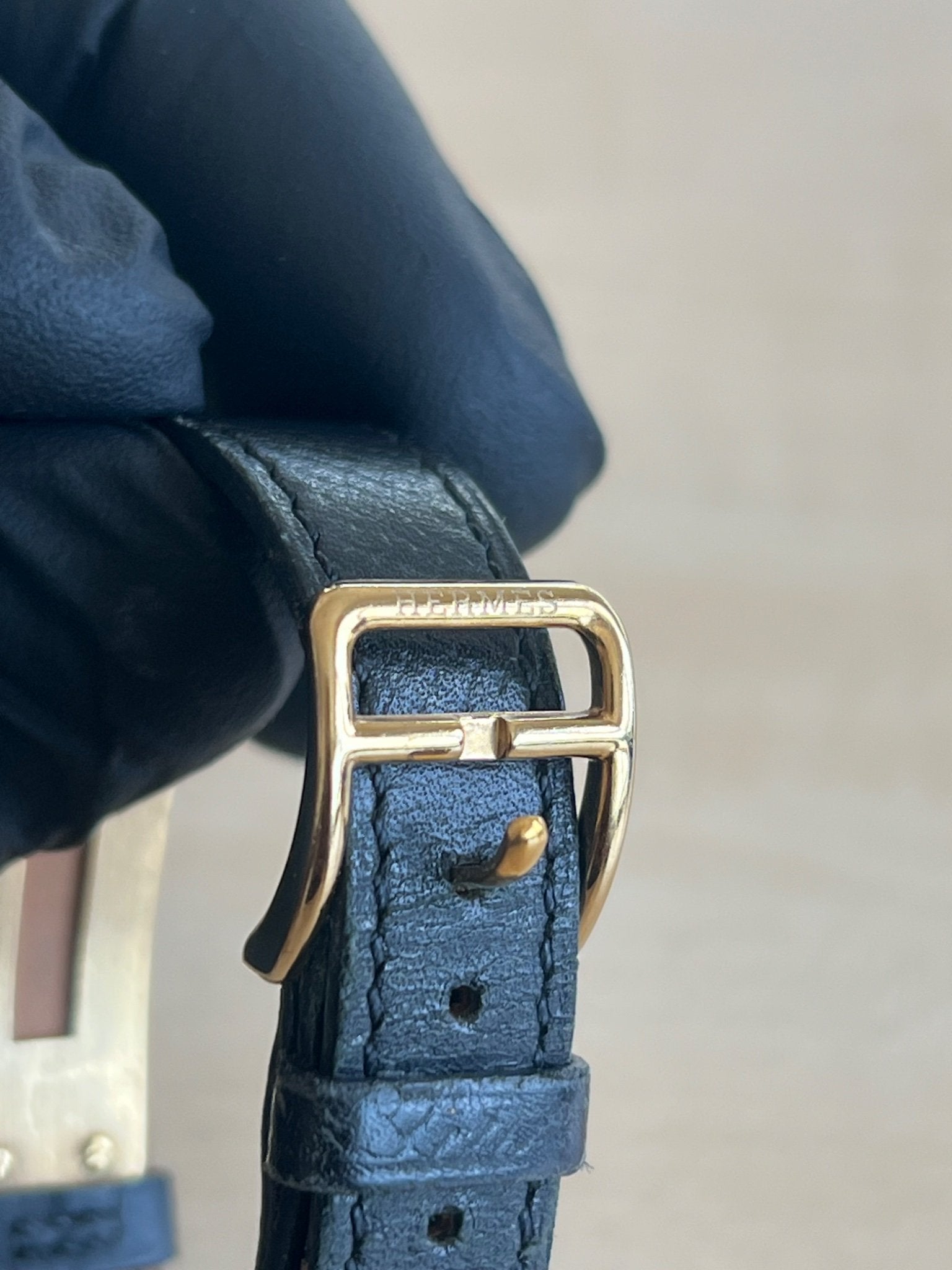 Hermès Bracelet Kelly cuir noir et métal doré — vue 5 | Le comptoir vintage