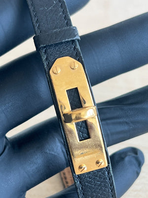 Hermès Bracelet Kelly cuir noir et métal doré — vue 6 | Le comptoir vintage
