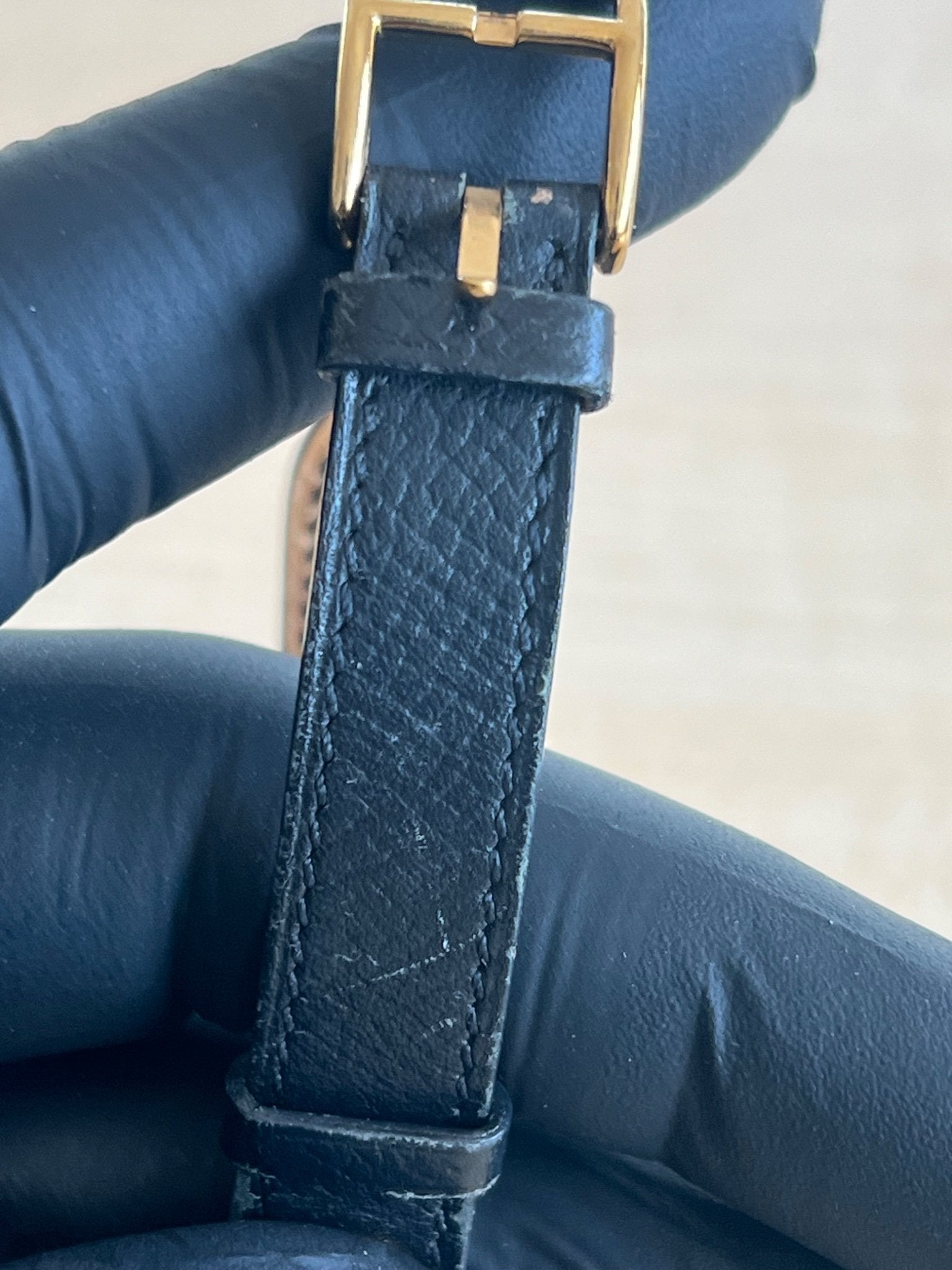 Hermès Bracelet Kelly cuir noir et métal doré — vue 7 | Le comptoir vintage