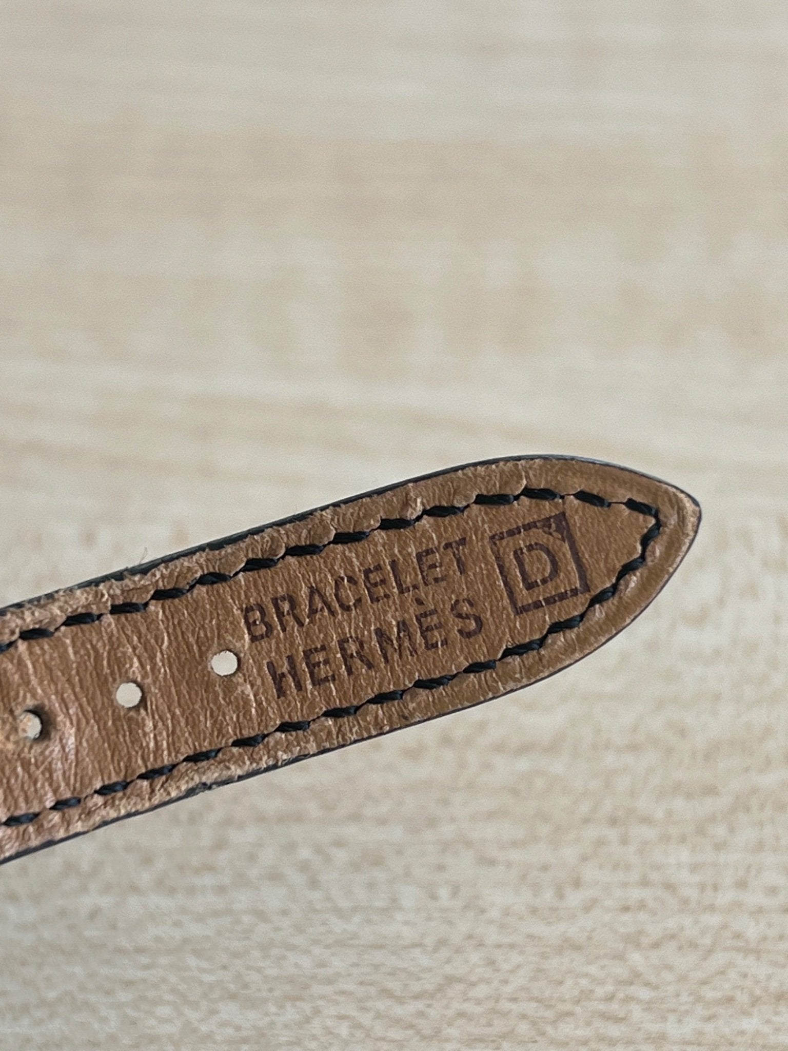 Hermès Bracelet Kelly cuir noir et métal doré — vue 9 | Le comptoir vintage