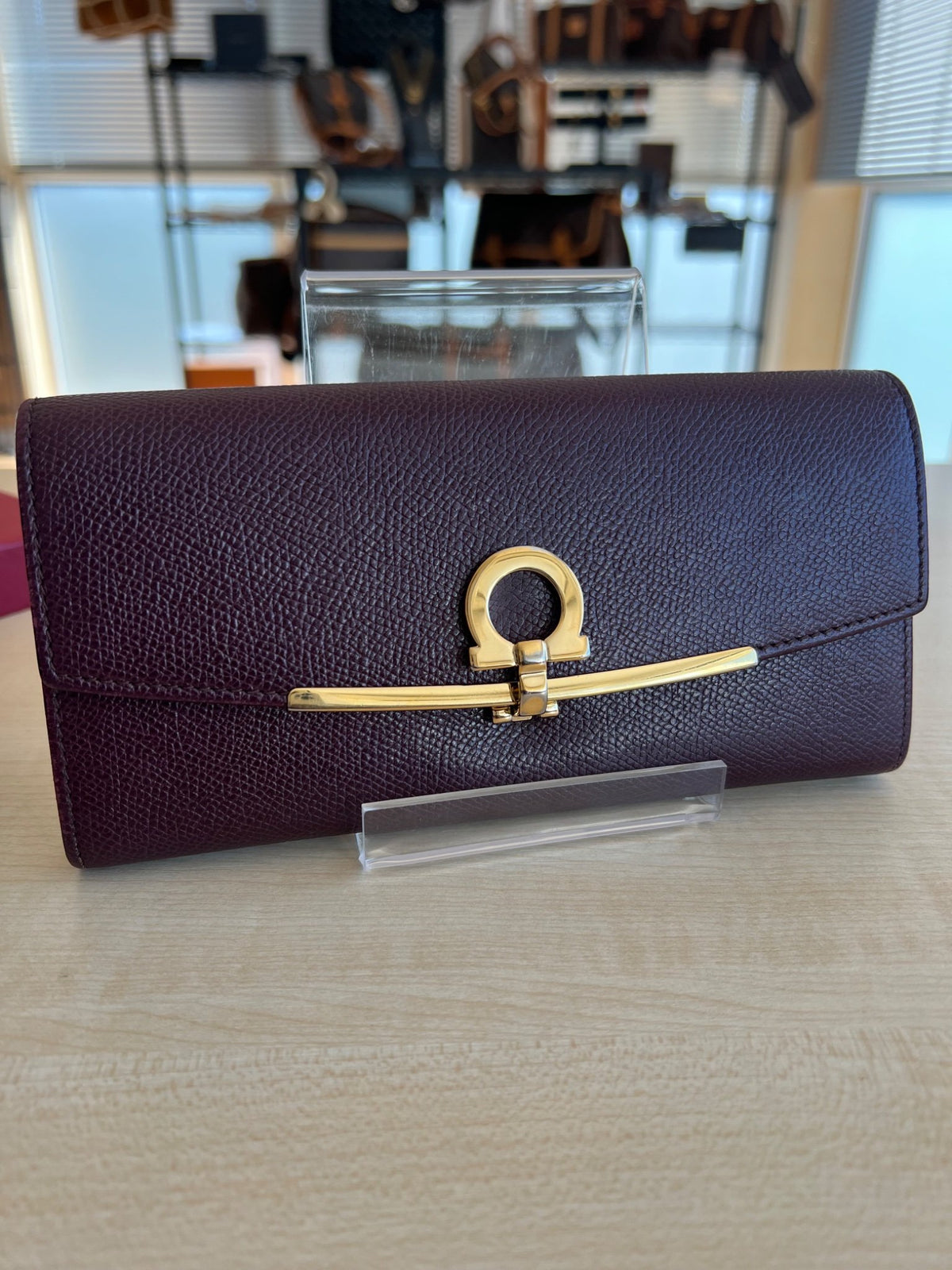 Salvatore Ferragamo Gancini Leather Long Wallet — vue 2 | Le comptoir vintage