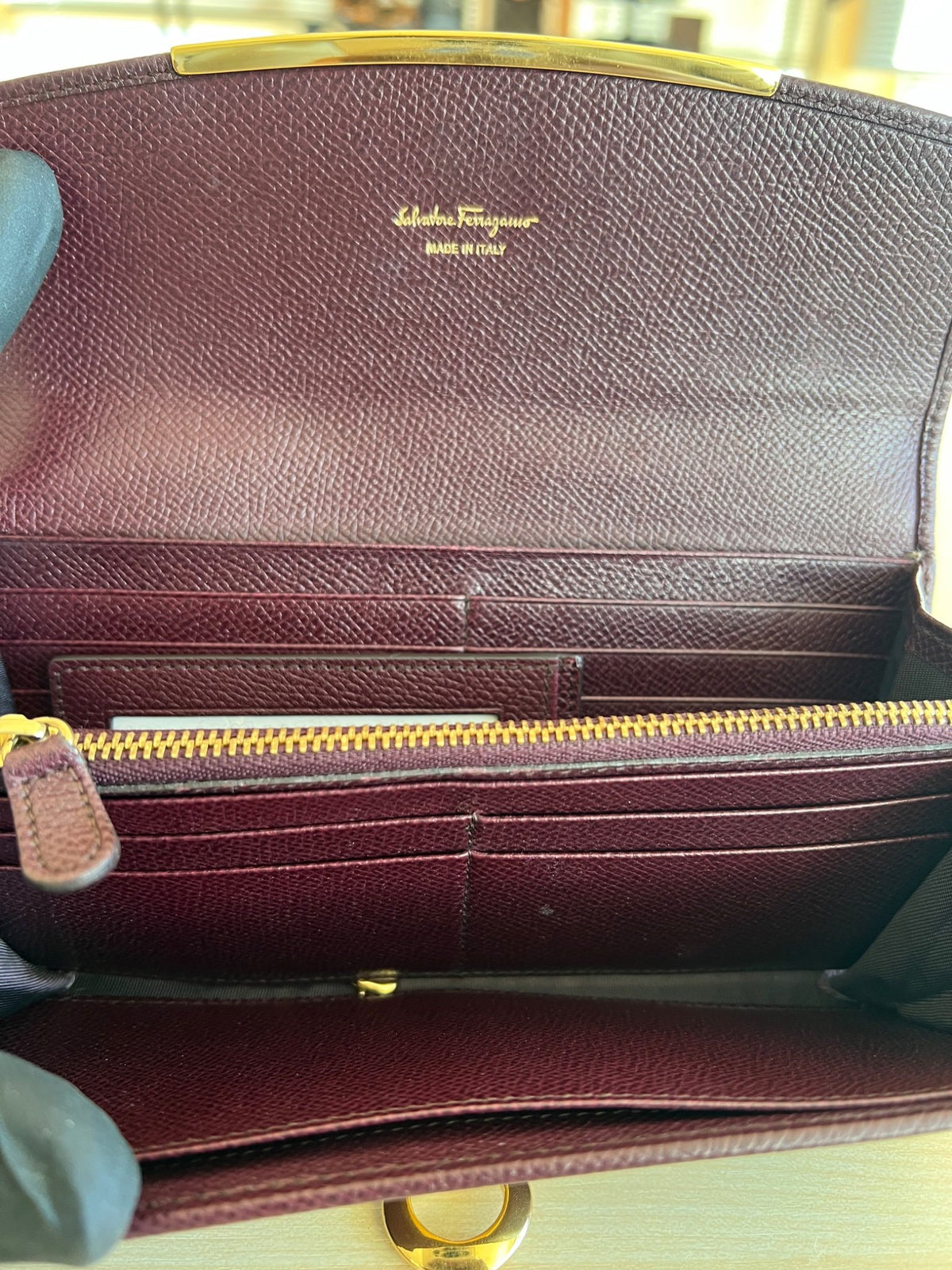 Salvatore Ferragamo Gancini Leather Long Wallet — vue 8 | Le comptoir vintage