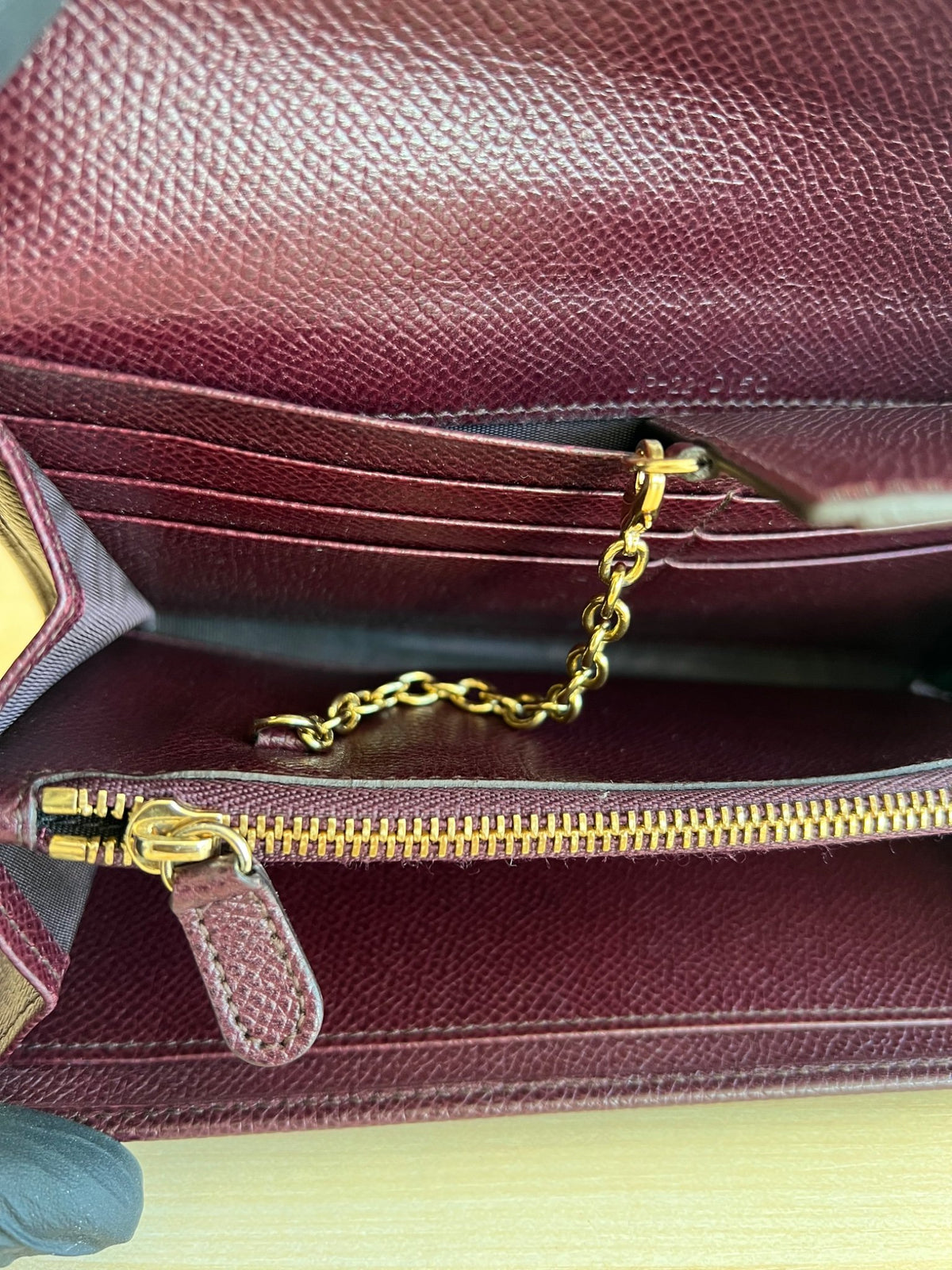 Salvatore Ferragamo Gancini Leather Long Wallet — vue 10 | Le comptoir vintage