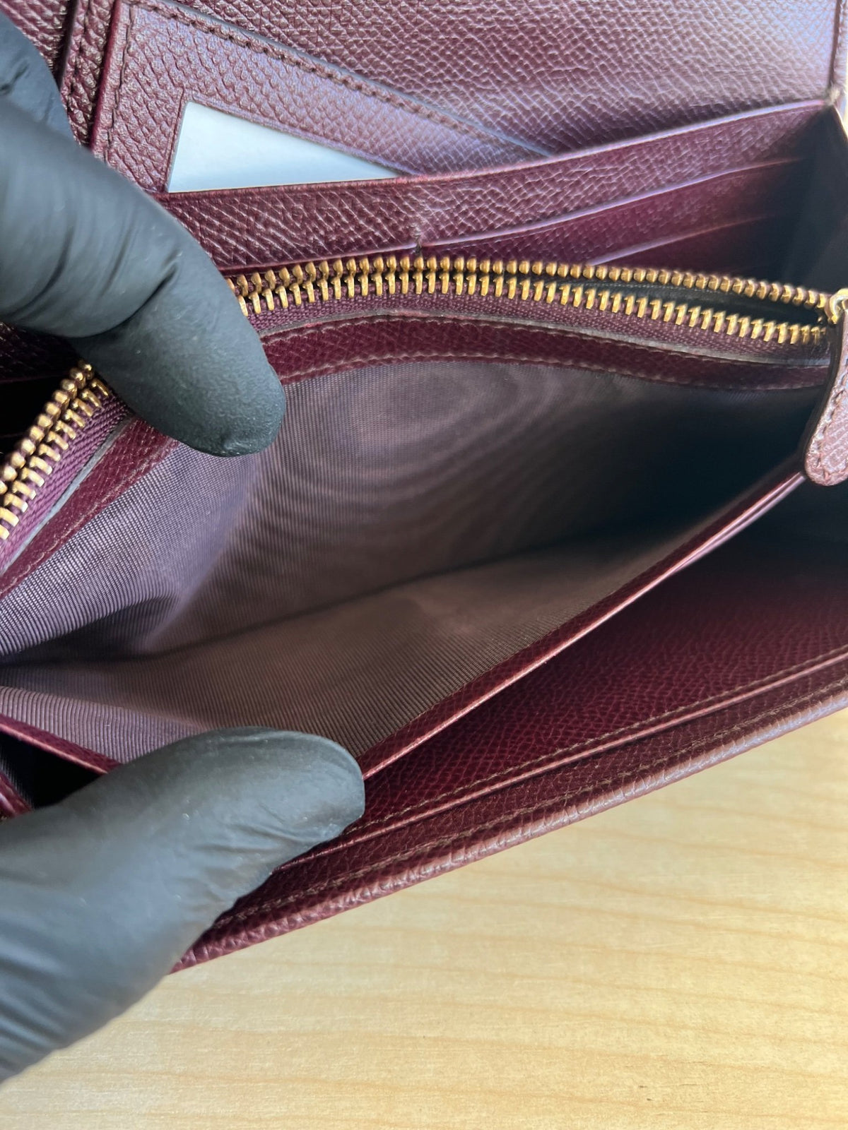 Salvatore Ferragamo Gancini Leather Long Wallet — vue 16 | Le comptoir vintage