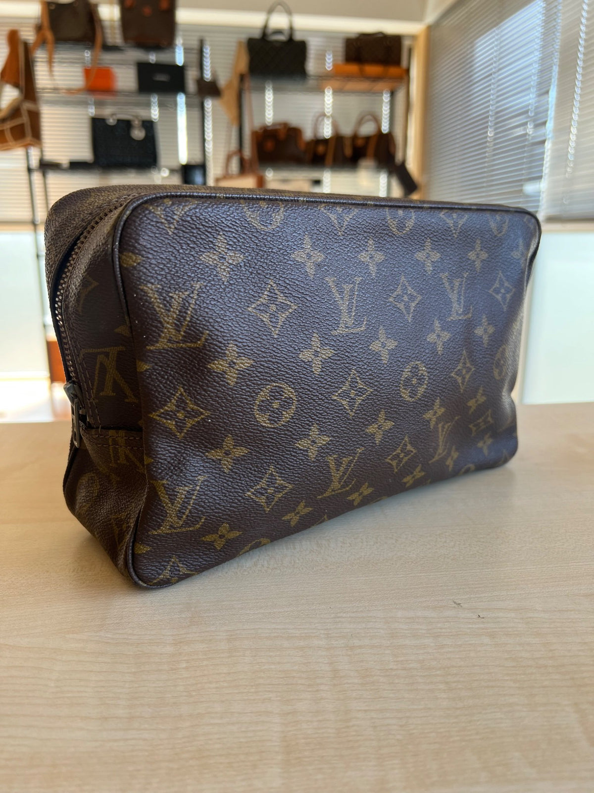 Louis Vuitton Trousse de Toilette 28 Monogram — vue 2 | Le comptoir vintage