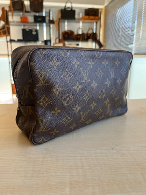 Louis Vuitton Trousse de Toilette 28 Monogram — vue 2 | Le comptoir vintage