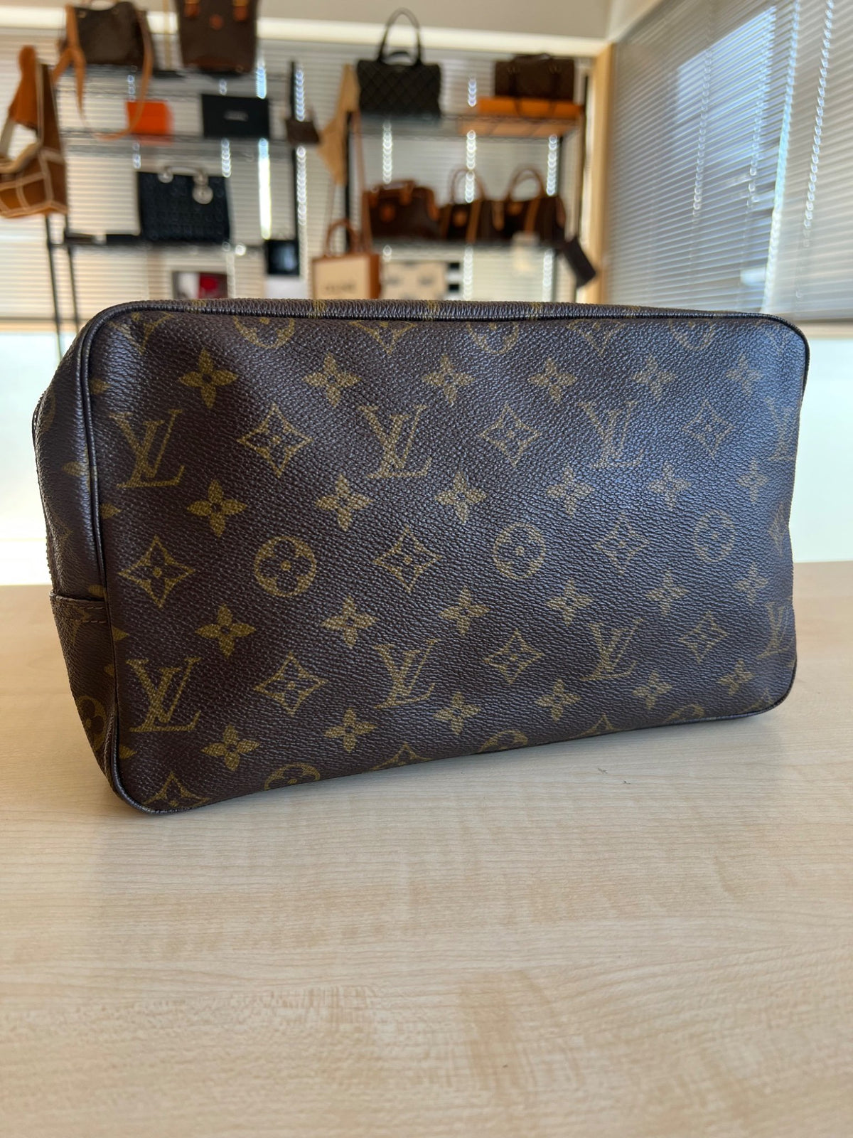 Louis Vuitton Trousse de Toilette 28 Monogram — vue 4 | Le comptoir vintage