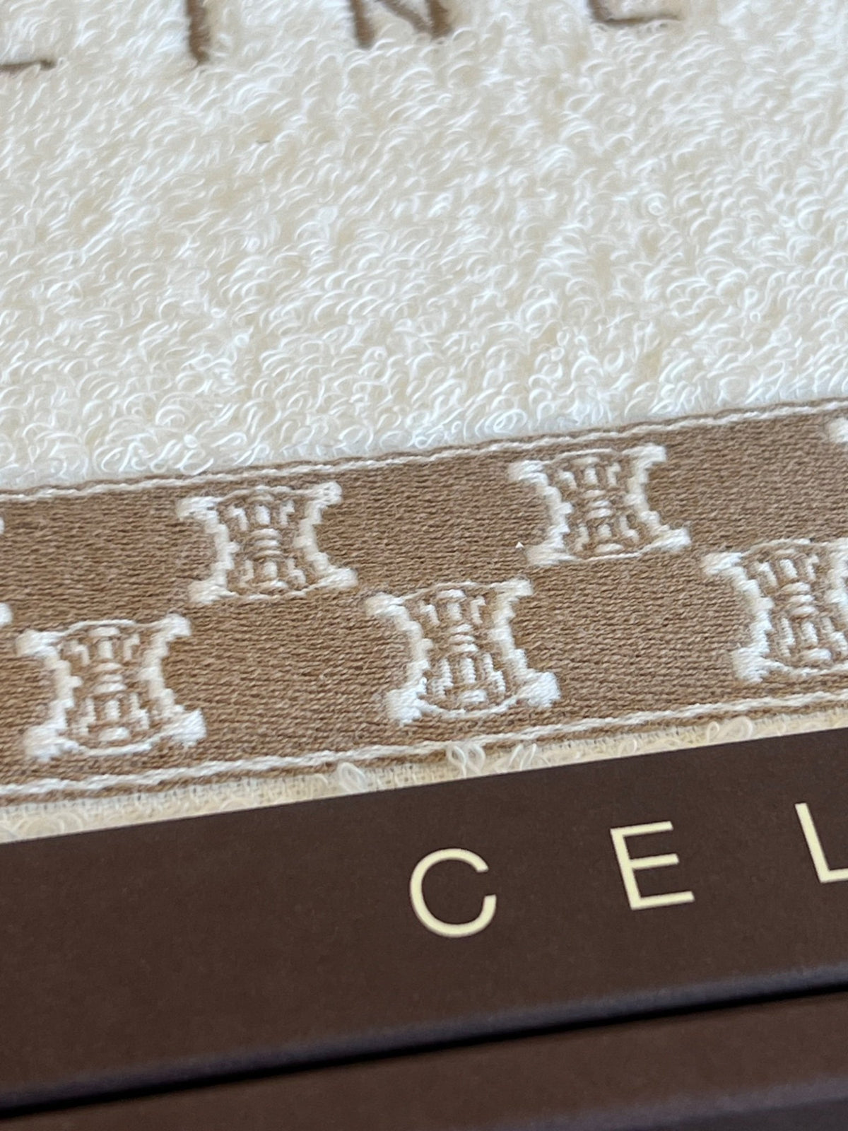 Celine Coffret Set de Serviettes Macadam - Drap de bain & Serviette de toilette — vue 3 | Le comptoir vintage