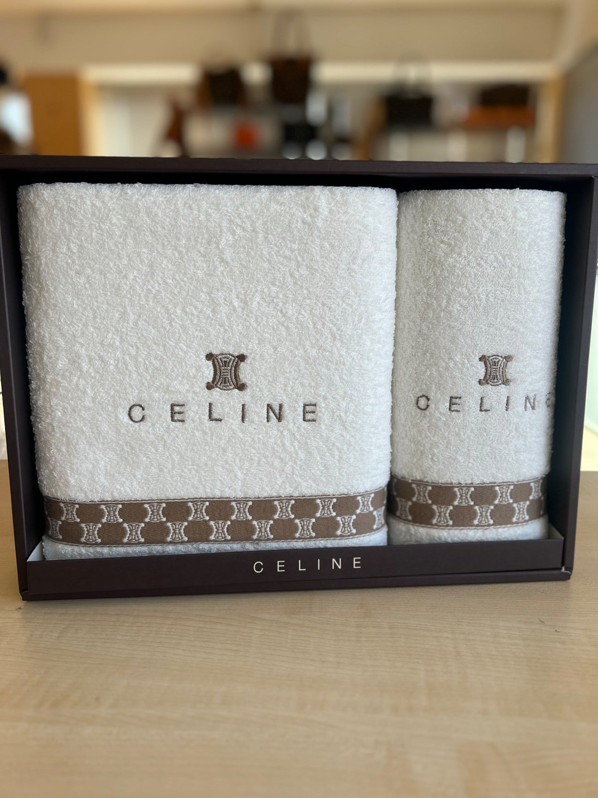 Celine Coffret Set de Serviettes Macadam - Drap de bain & Serviette de toilette authentifié — Le comptoir vintage