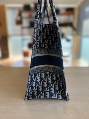 Dior Book Tote moyen modèle en toile Oblique bleu marine — vue 4 | Le comptoir vintage