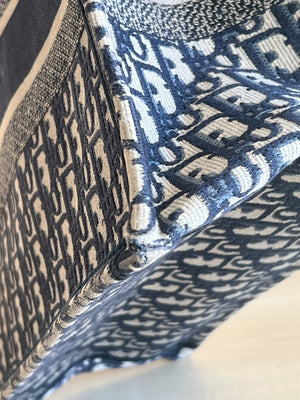 Dior Book Tote moyen modèle en toile Oblique bleu marine — vue 6 | Le comptoir vintage