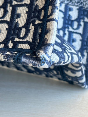 Dior Book Tote moyen modèle en toile Oblique bleu marine — vue 10 | Le comptoir vintage