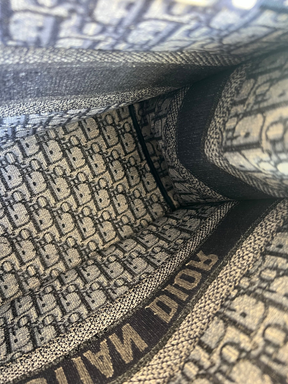 Dior Book Tote moyen modèle en toile Oblique bleu marine — vue 16 | Le comptoir vintage