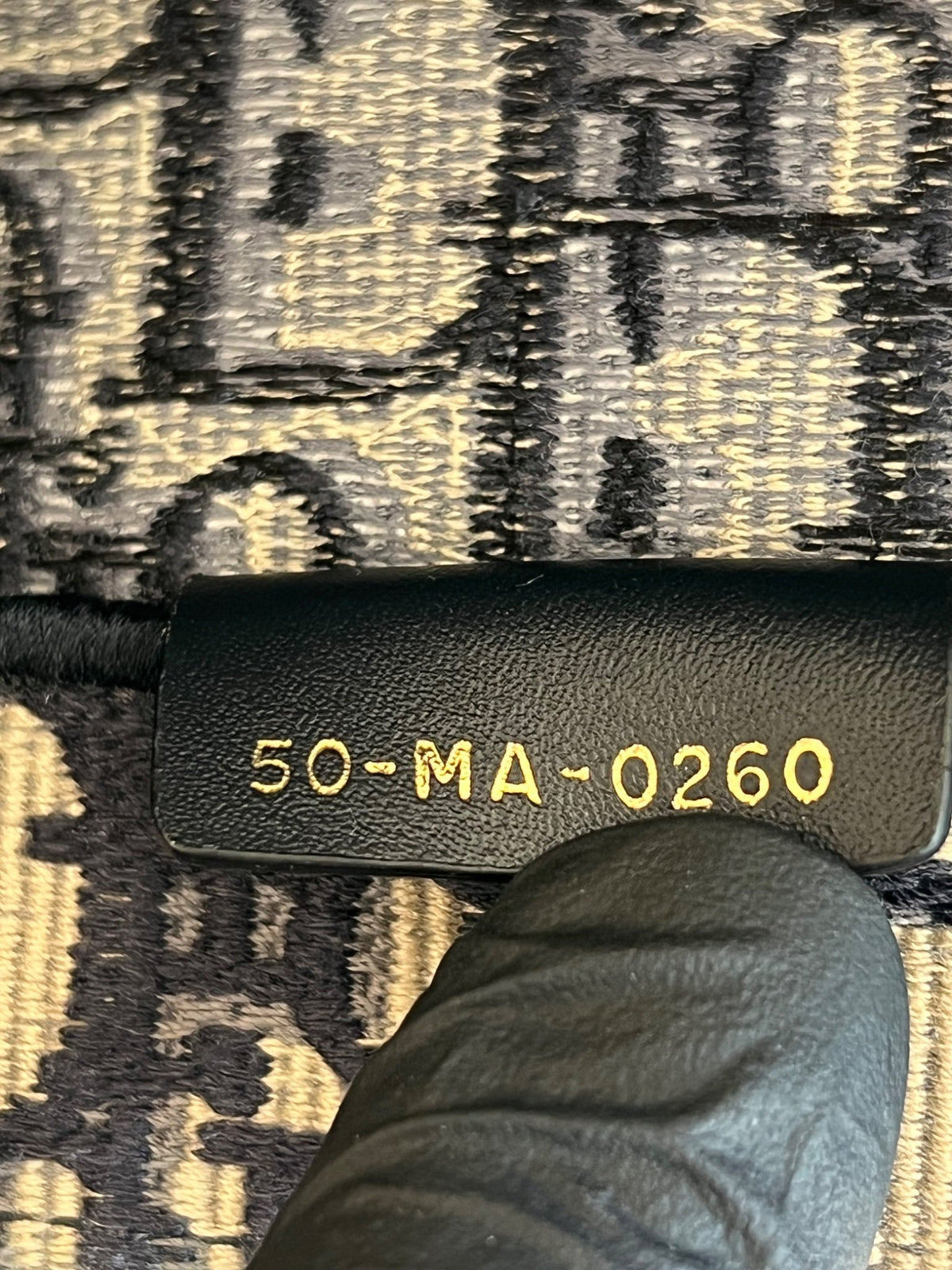 Dior Book Tote moyen modèle en toile Oblique bleu marine — vue 18 | Le comptoir vintage