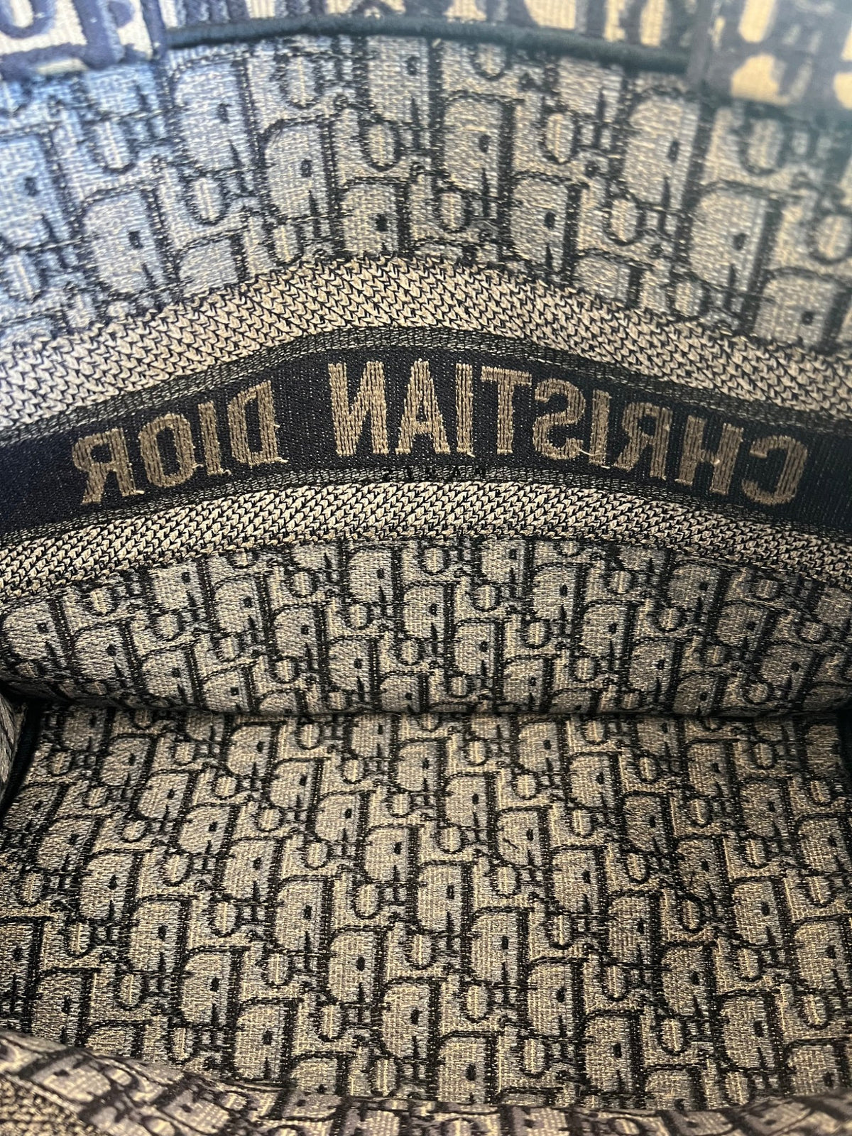Dior Book Tote moyen modèle en toile Oblique bleu marine — vue 19 | Le comptoir vintage