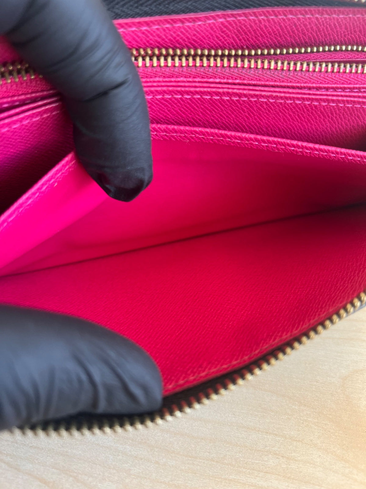 Louis Vuitton Portefeuille Zippy Monogram Murakami Noir — vue 15 | Le comptoir vintage