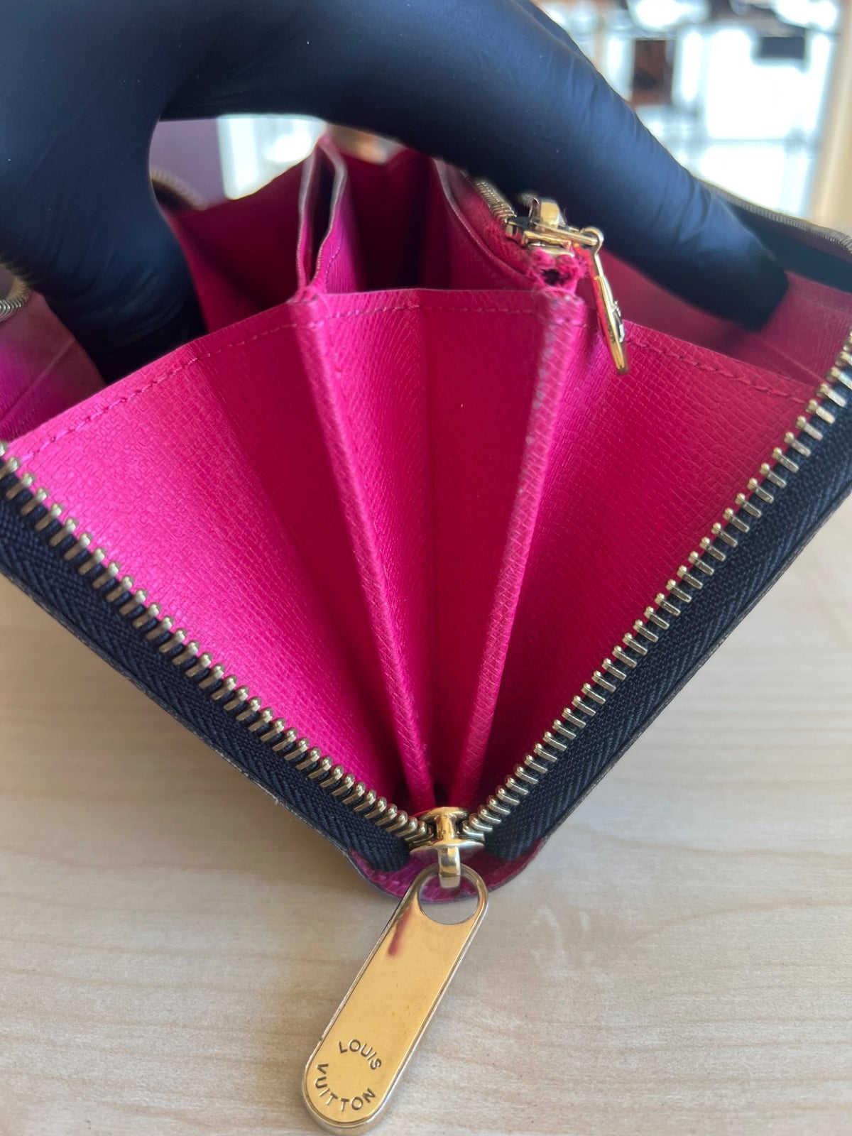 Louis Vuitton Portefeuille Zippy Monogram Murakami Noir — vue 18 | Le comptoir vintage