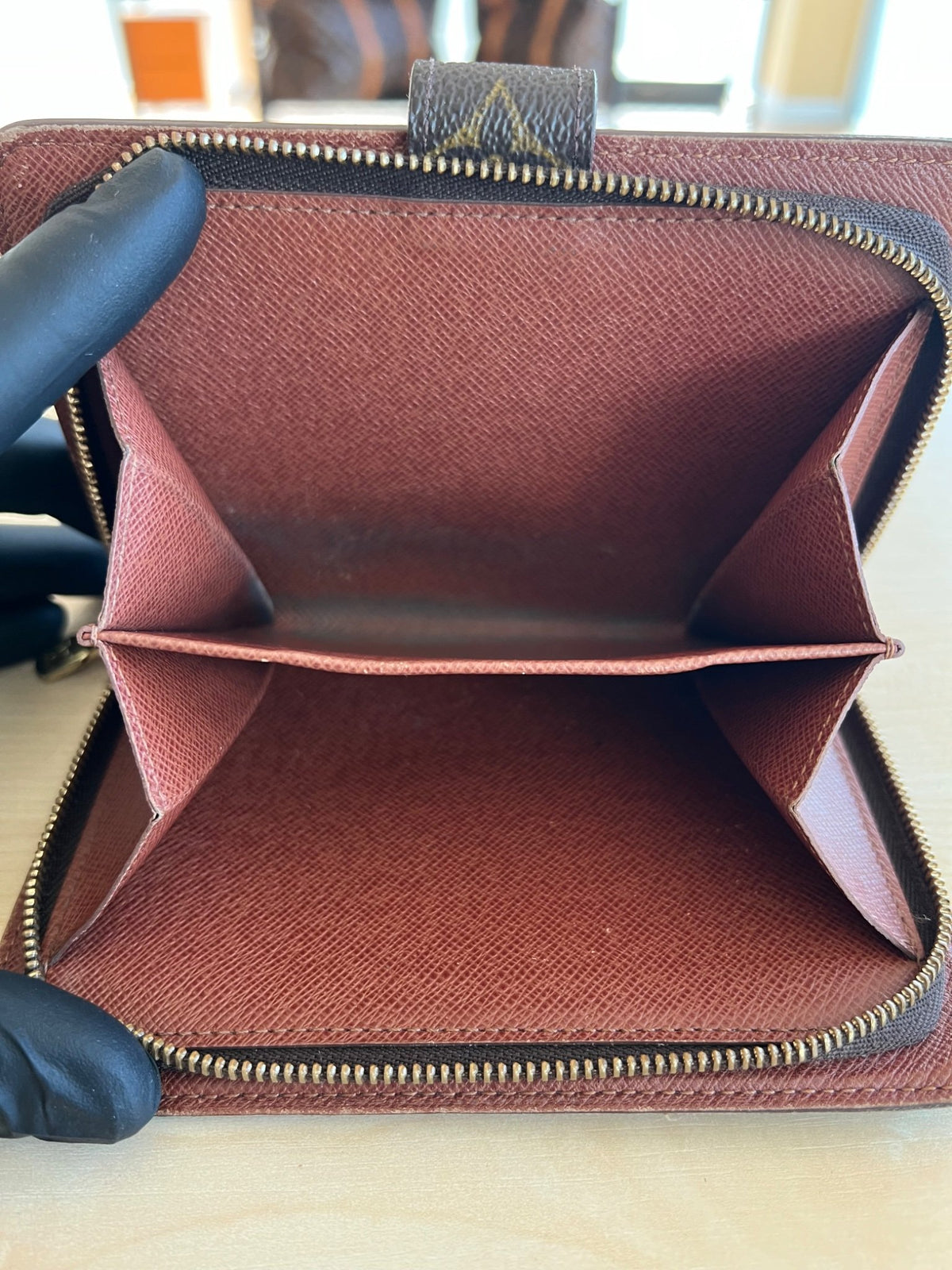 Louis Vuitton Portefeuille Compact Porte-Monnaie Viennois Monogram — vue 13 | Le comptoir vintage