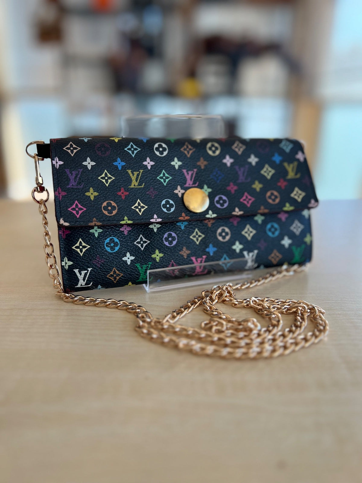 Louis Vuitton Portefeuille Sarah Monogram Murakami Noir avec chaîne amovible — vue 4 | Le comptoir vintage