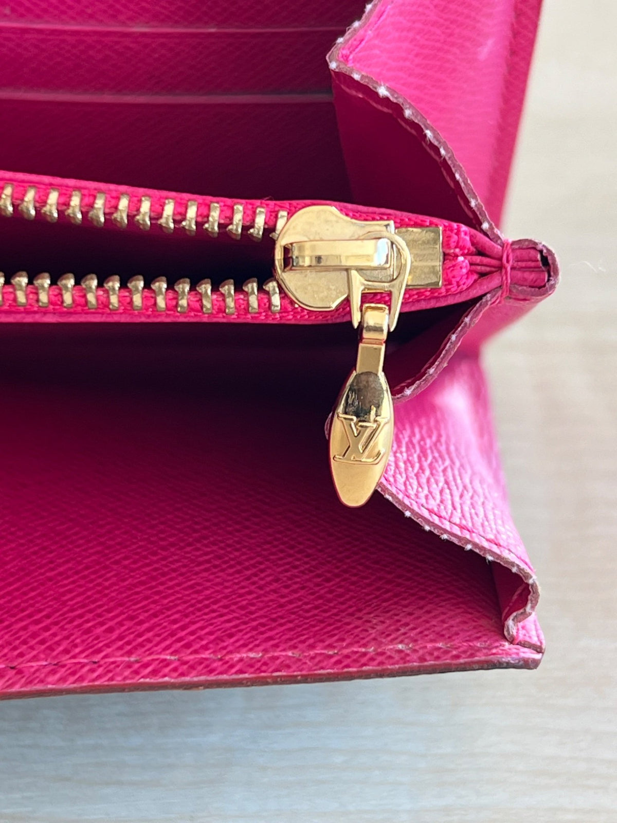 Louis Vuitton Portefeuille Sarah Monogram Murakami Noir avec chaîne amovible — vue 10 | Le comptoir vintage