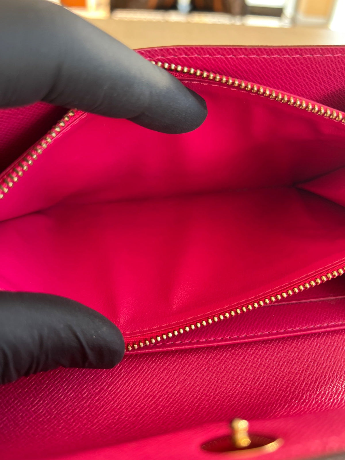 Louis Vuitton Portefeuille Sarah Monogram Murakami Noir avec chaîne amovible — vue 15 | Le comptoir vintage