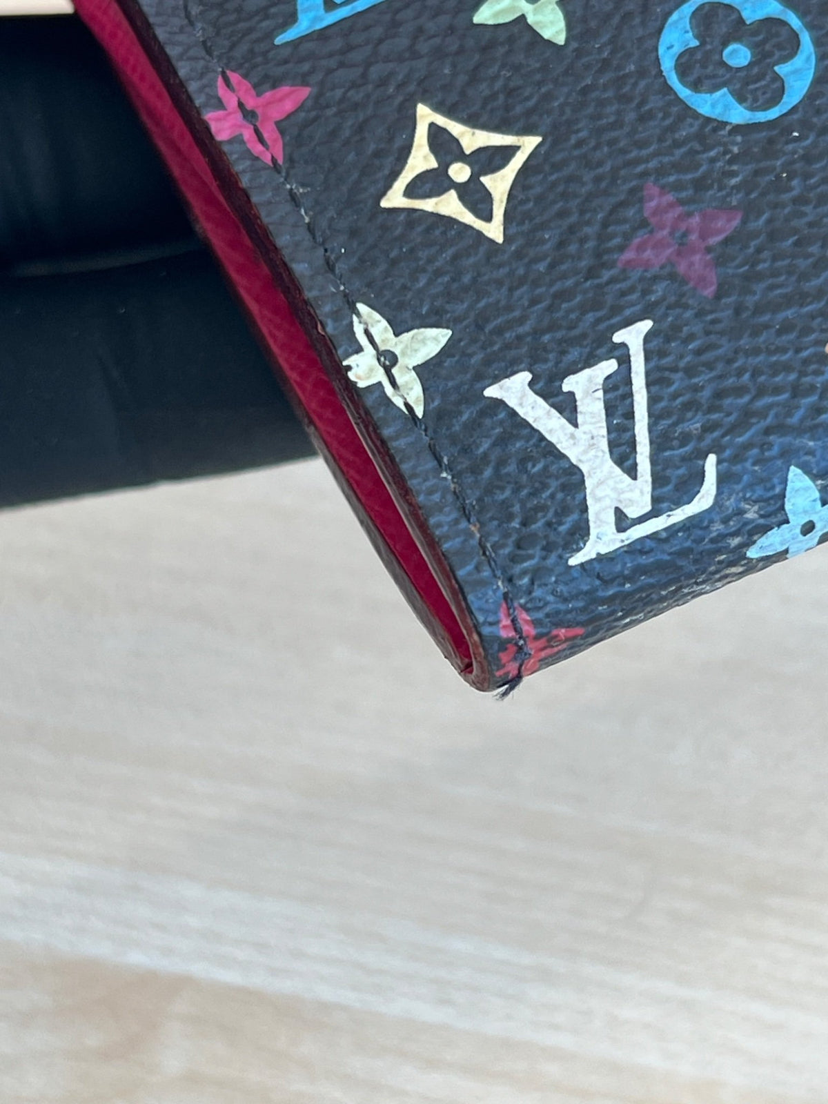 Louis Vuitton Portefeuille Sarah Monogram Murakami Noir avec chaîne amovible — vue 18 | Le comptoir vintage