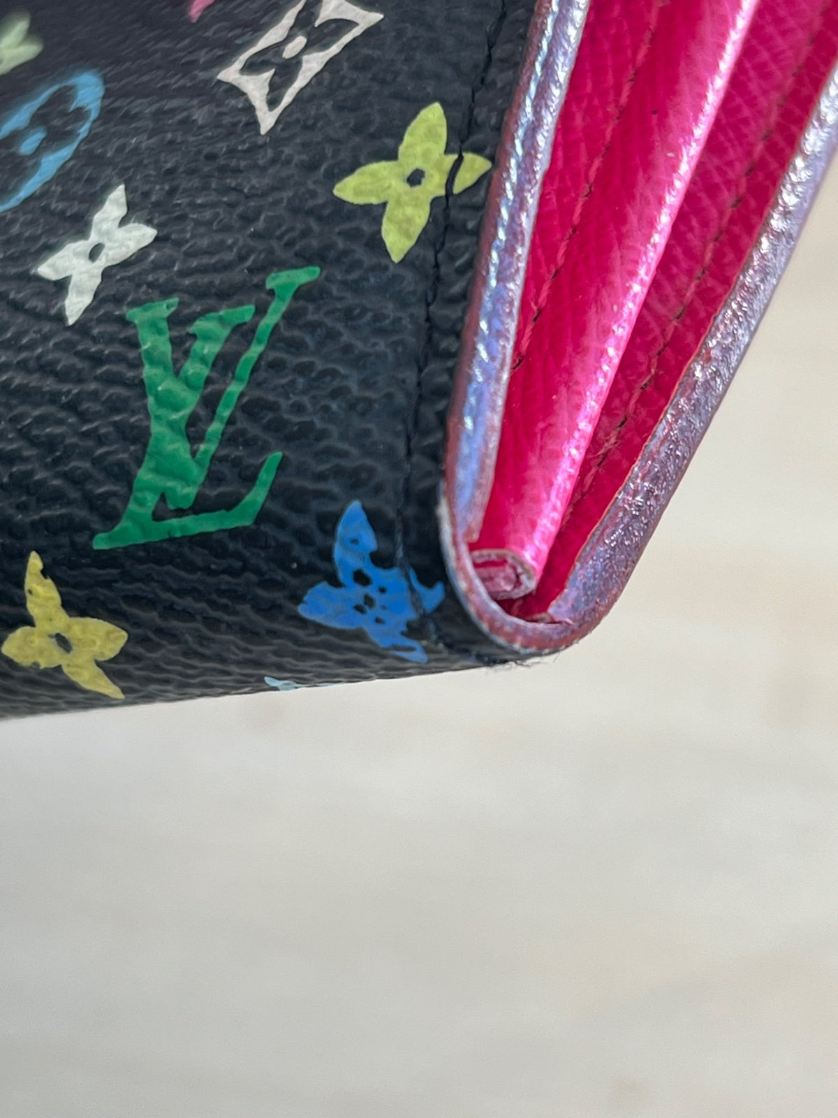 Louis Vuitton Portefeuille Sarah Monogram Murakami Noir avec chaîne amovible — vue 19 | Le comptoir vintage