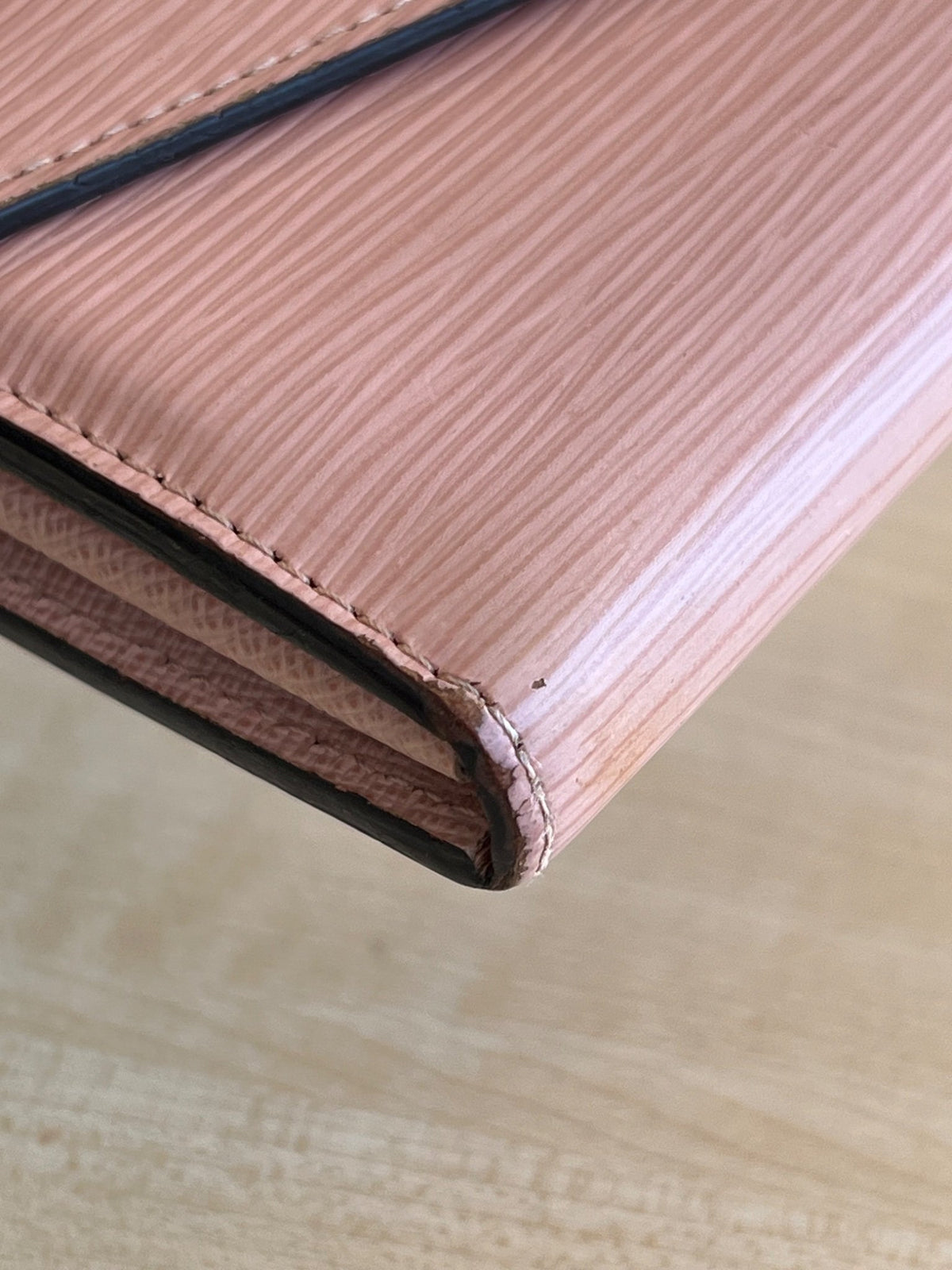 Louis Vuitton Portefeuille Sarah en cuir épi Rose Ballerine — vue 7 | Le comptoir vintage