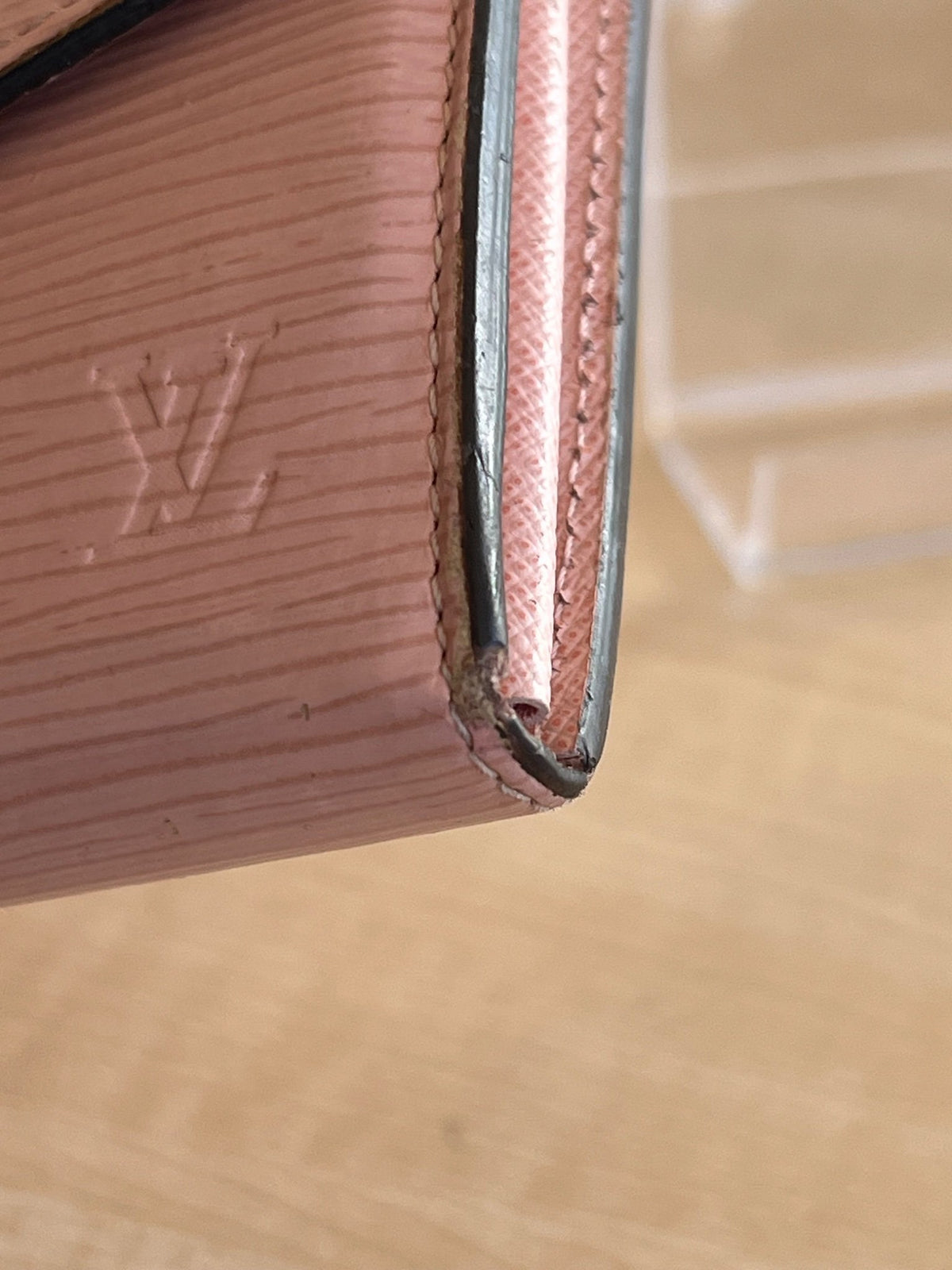 Louis Vuitton Portefeuille Sarah en cuir épi Rose Ballerine — vue 8 | Le comptoir vintage
