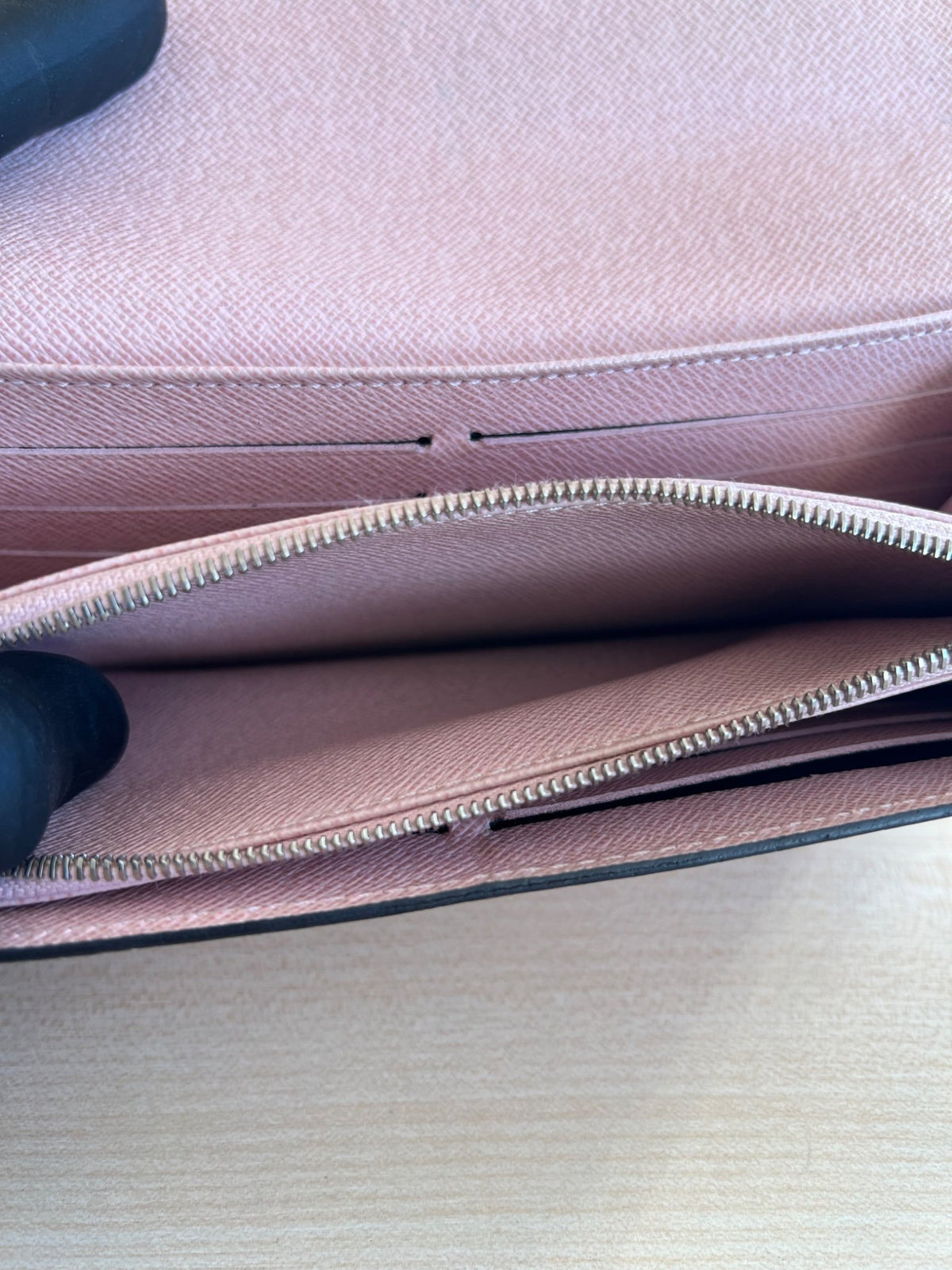 Louis Vuitton Portefeuille Sarah en cuir épi Rose Ballerine — vue 12 | Le comptoir vintage