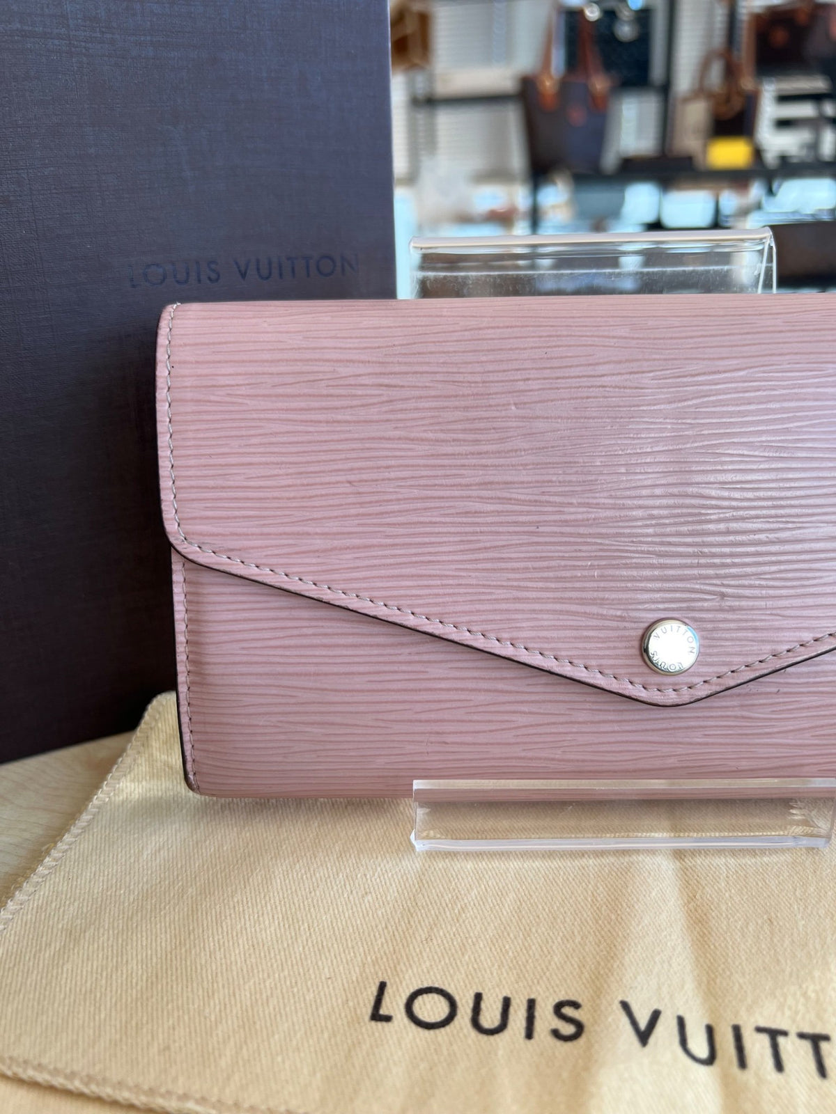Louis Vuitton Portefeuille Sarah en cuir épi Rose Ballerine — vue 15 | Le comptoir vintage