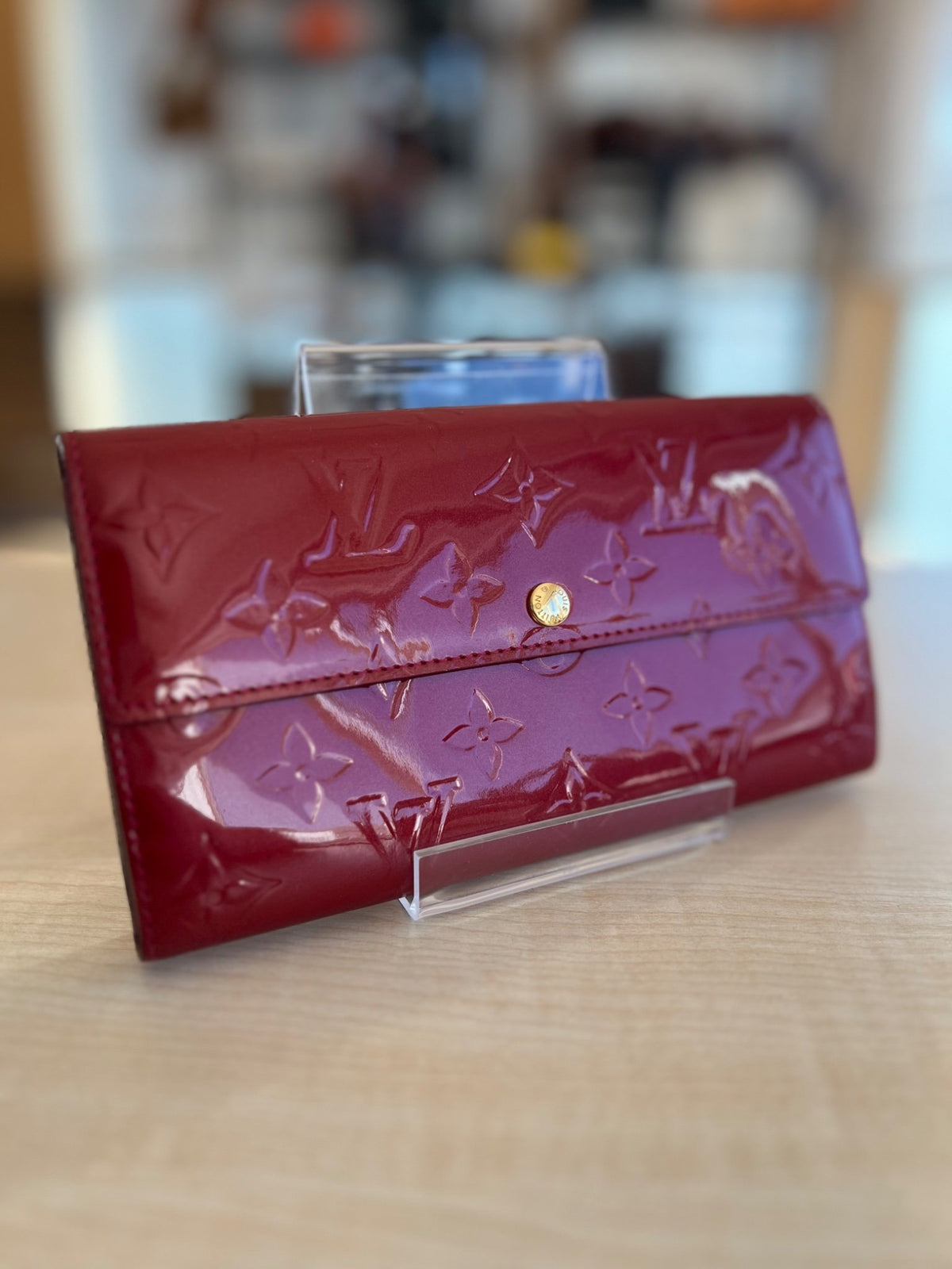 Louis Vuitton Portefeuille Sarah Monogram Vernis Pomme d'Amour — vue 2 | Le comptoir vintage