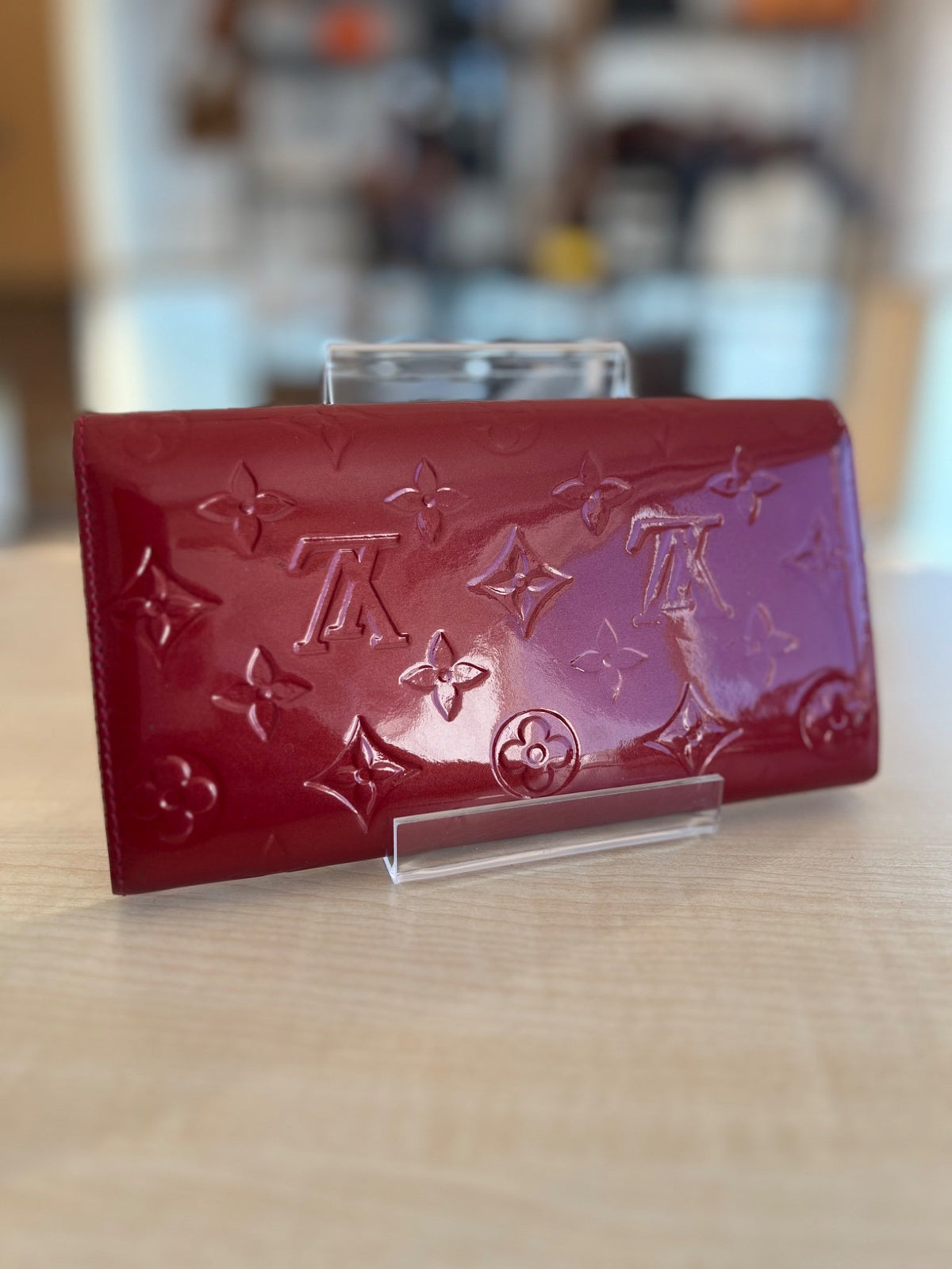 Louis Vuitton Portefeuille Sarah Monogram Vernis Pomme d'Amour — vue 4 | Le comptoir vintage