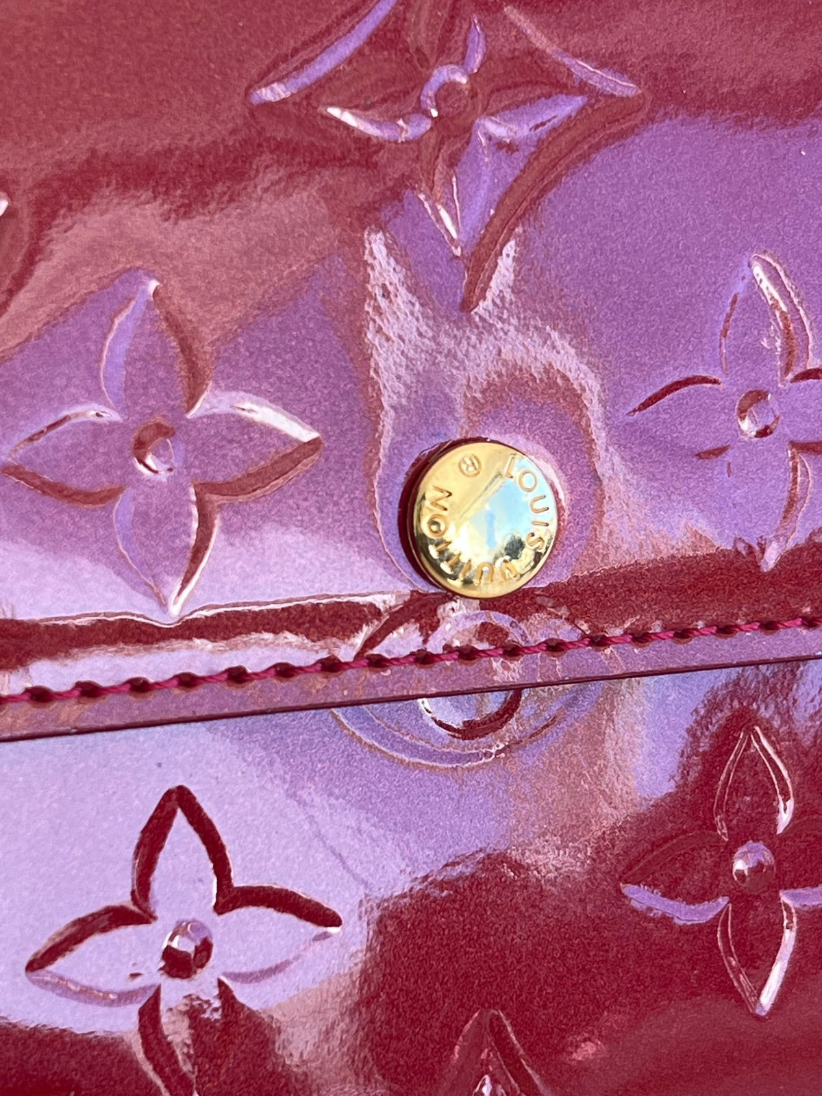 Louis Vuitton Portefeuille Sarah Monogram Vernis Pomme d'Amour — vue 6 | Le comptoir vintage