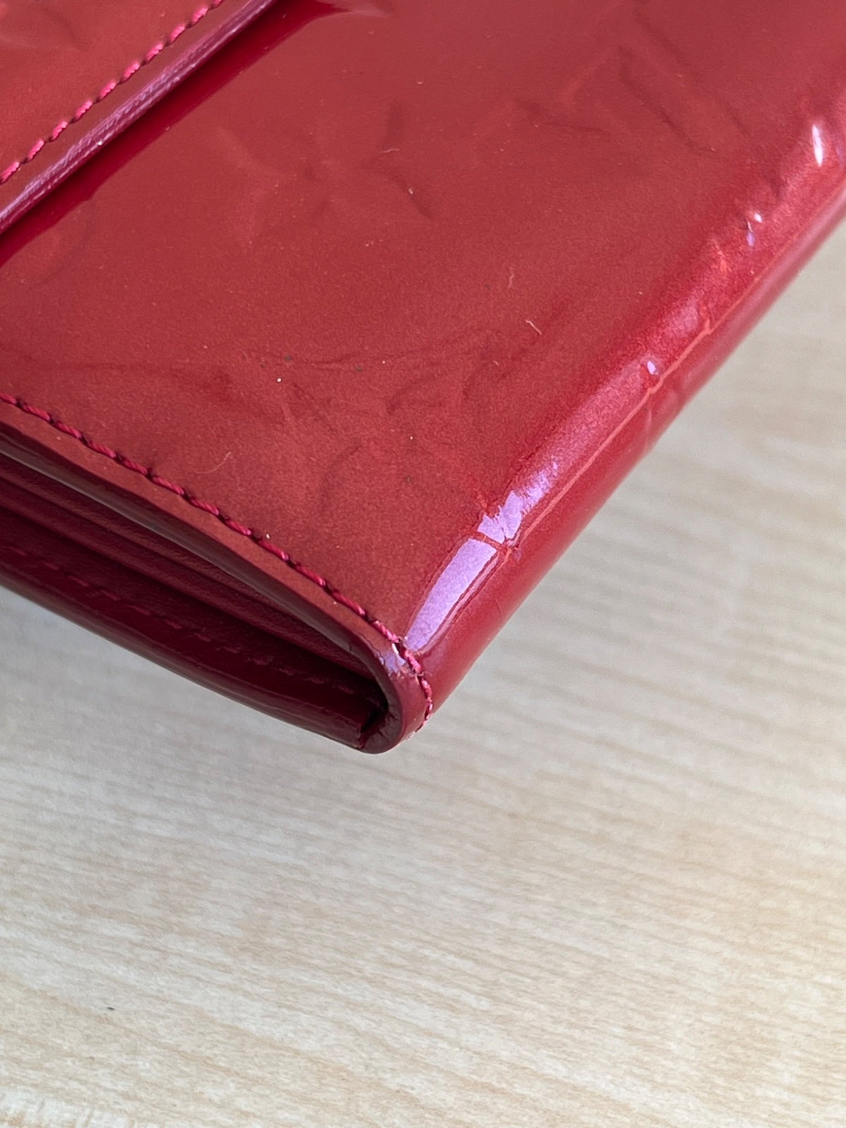 Louis Vuitton Portefeuille Sarah Monogram Vernis Pomme d'Amour — vue 7 | Le comptoir vintage