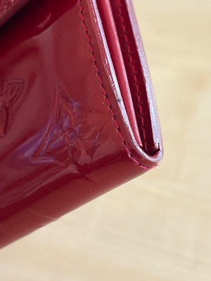Louis Vuitton Portefeuille Sarah Monogram Vernis Pomme d'Amour — vue 8 | Le comptoir vintage