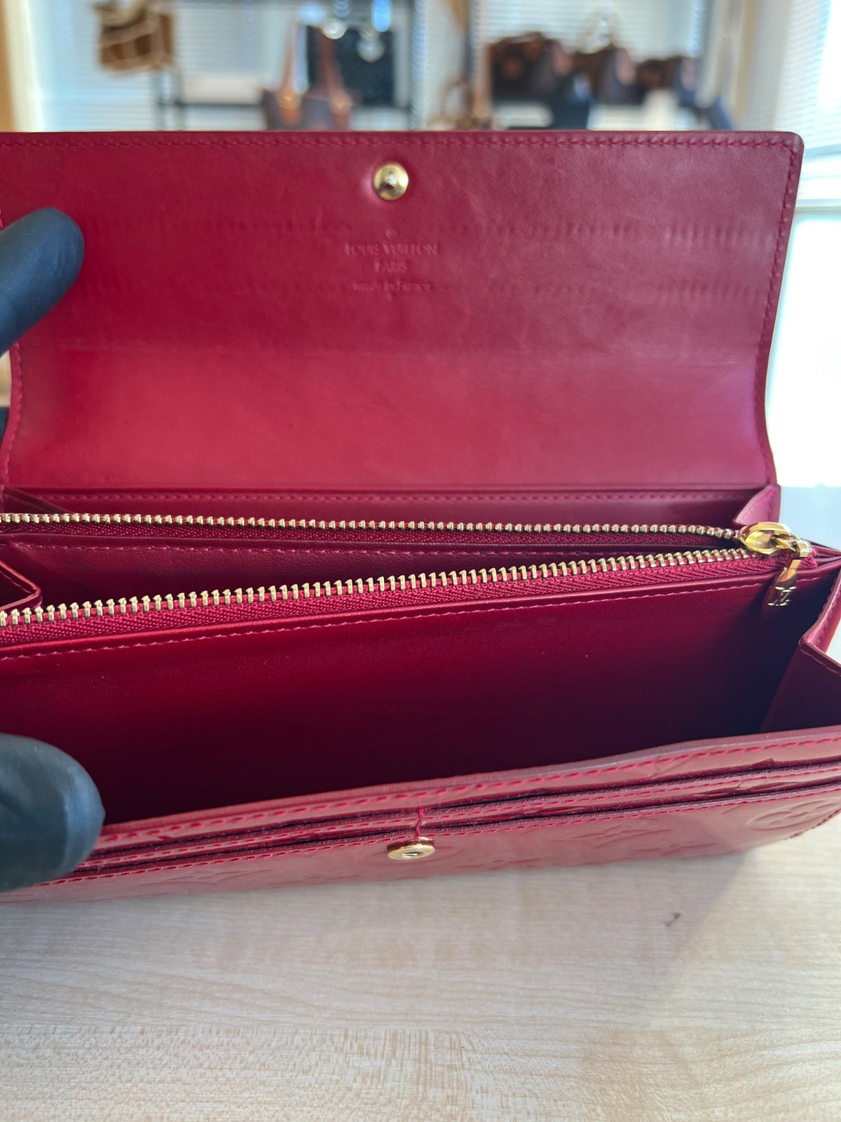 Louis Vuitton Portefeuille Sarah Monogram Vernis Pomme d'Amour — vue 9 | Le comptoir vintage