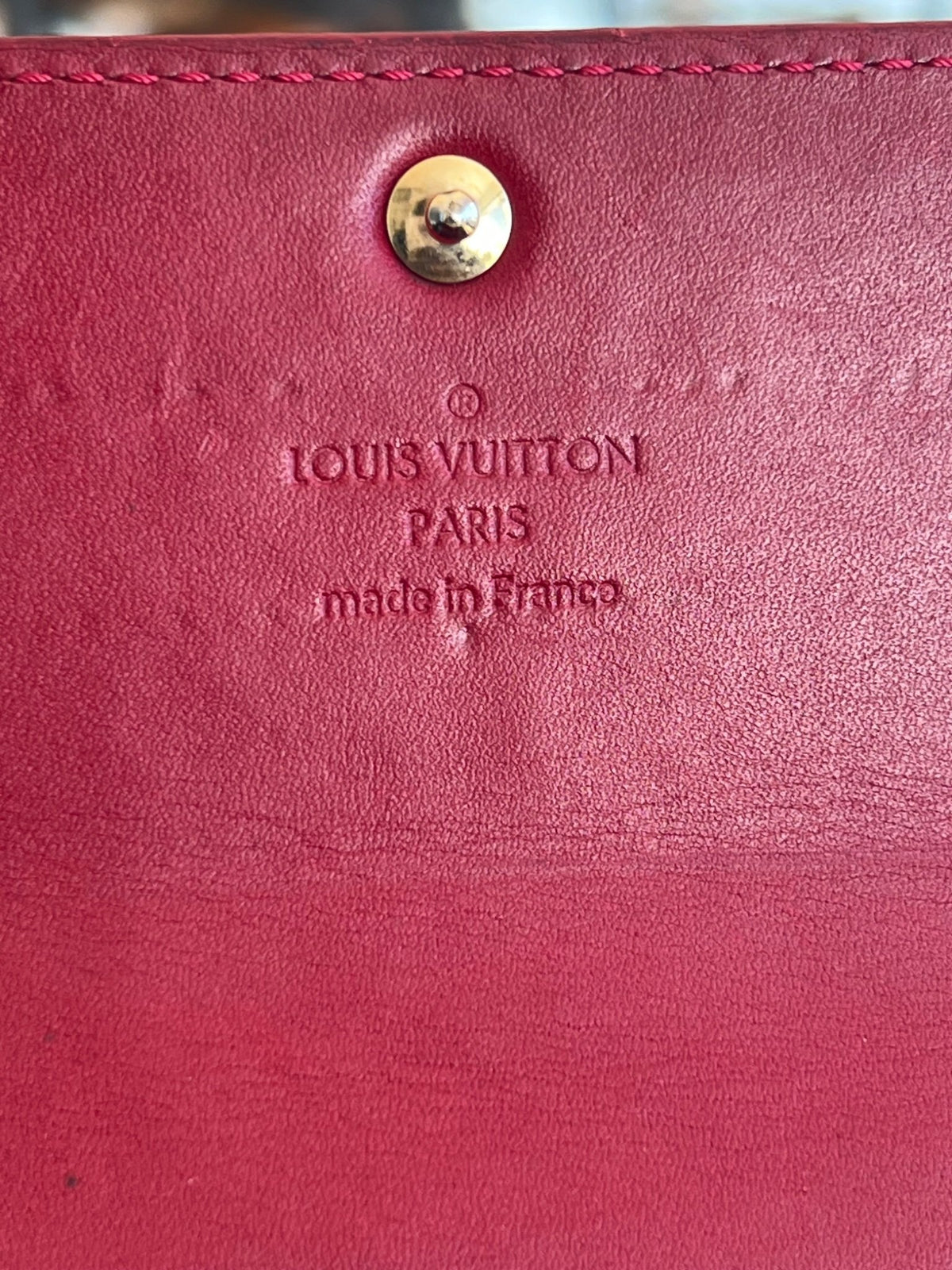 Louis Vuitton Portefeuille Sarah Monogram Vernis Pomme d'Amour — vue 10 | Le comptoir vintage