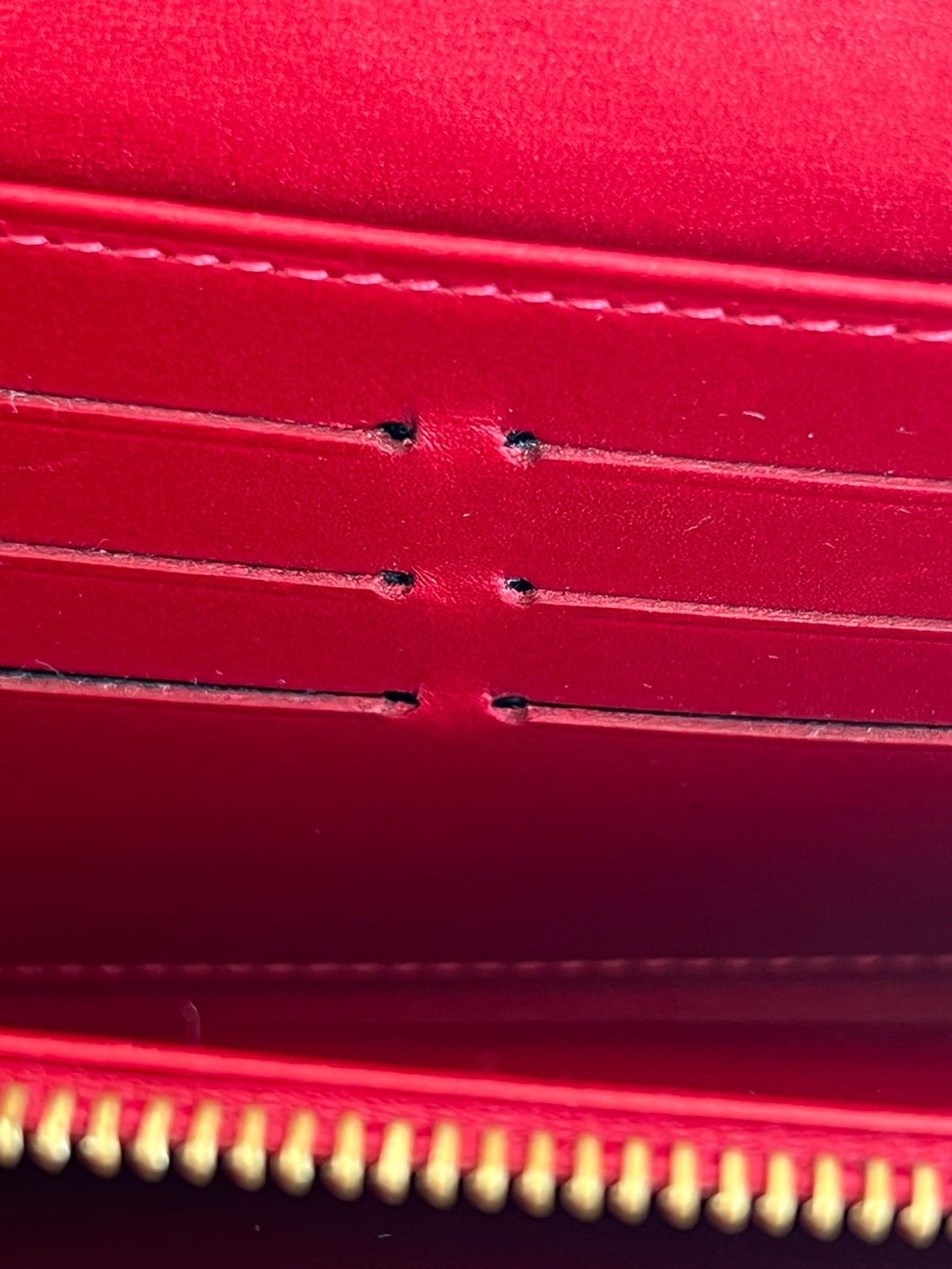 Louis Vuitton Portefeuille Sarah Monogram Vernis Pomme d'Amour — vue 11 | Le comptoir vintage