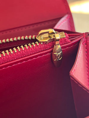Louis Vuitton Portefeuille Sarah Monogram Vernis Pomme d'Amour — vue 13 | Le comptoir vintage