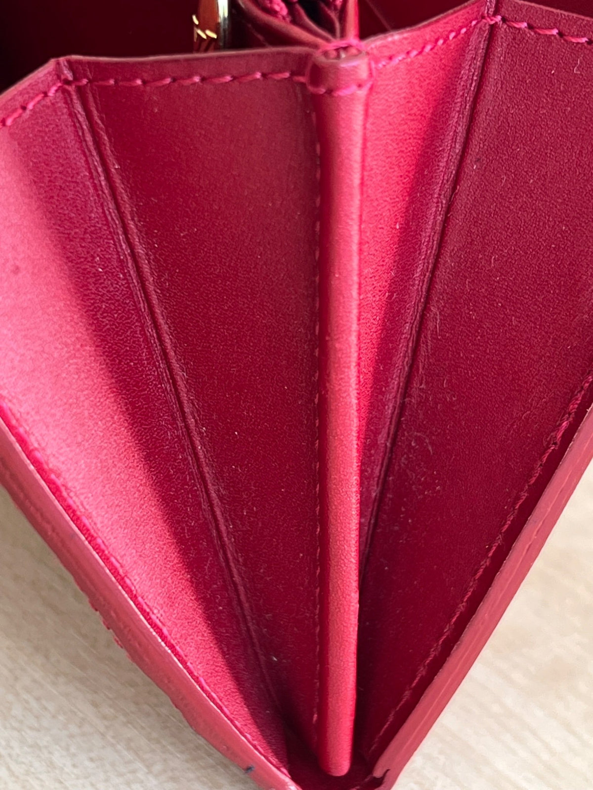 Louis Vuitton Portefeuille Sarah Monogram Vernis Pomme d'Amour — vue 14 | Le comptoir vintage