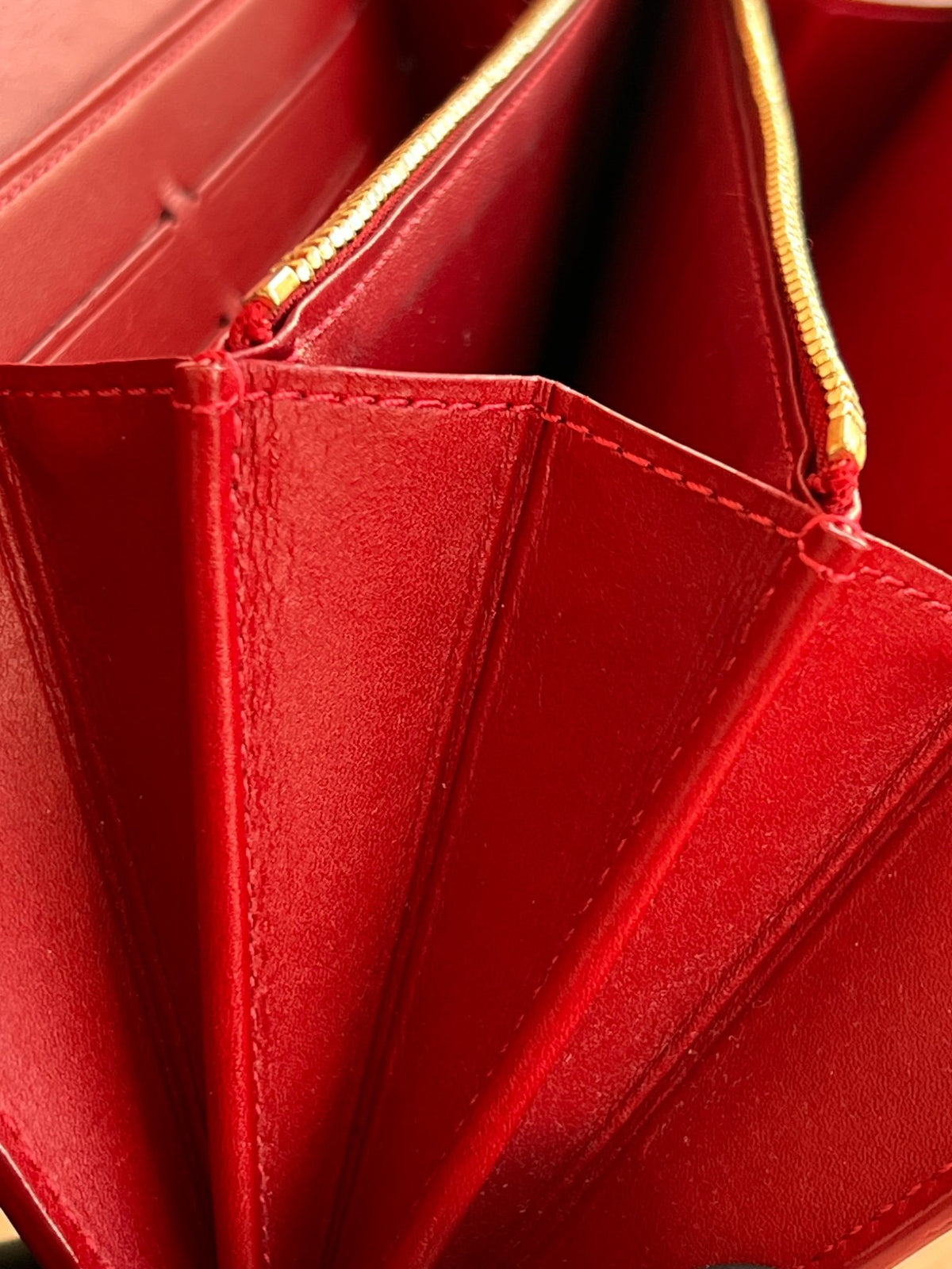 Louis Vuitton Portefeuille Sarah Monogram Vernis Pomme d'Amour — vue 15 | Le comptoir vintage