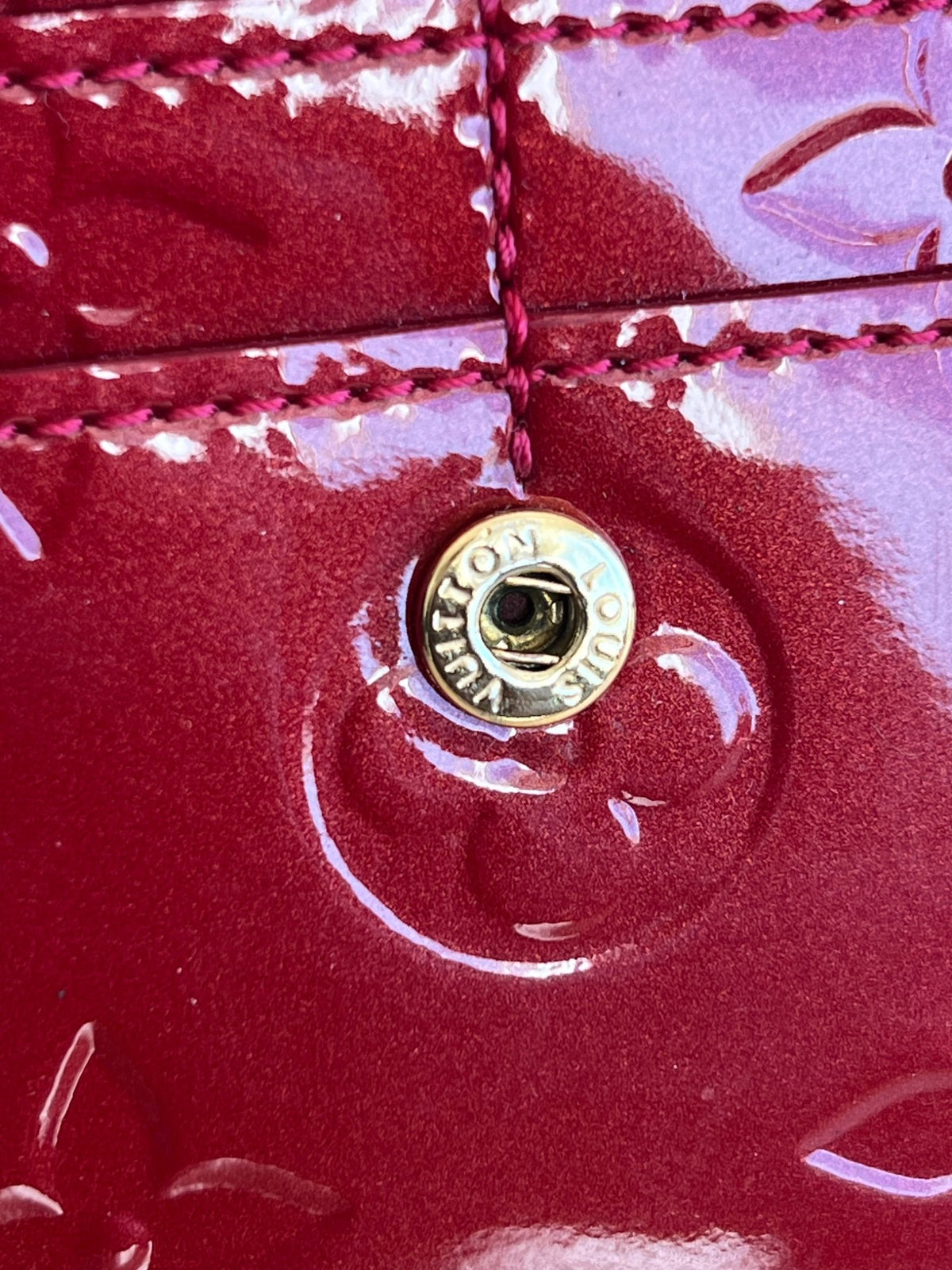 Louis Vuitton Portefeuille Sarah Monogram Vernis Pomme d'Amour — vue 18 | Le comptoir vintage