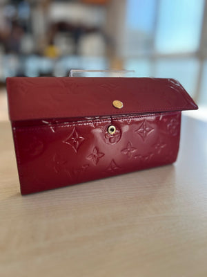 Louis Vuitton Portefeuille Sarah Monogram Vernis Pomme d'Amour — vue 19 | Le comptoir vintage
