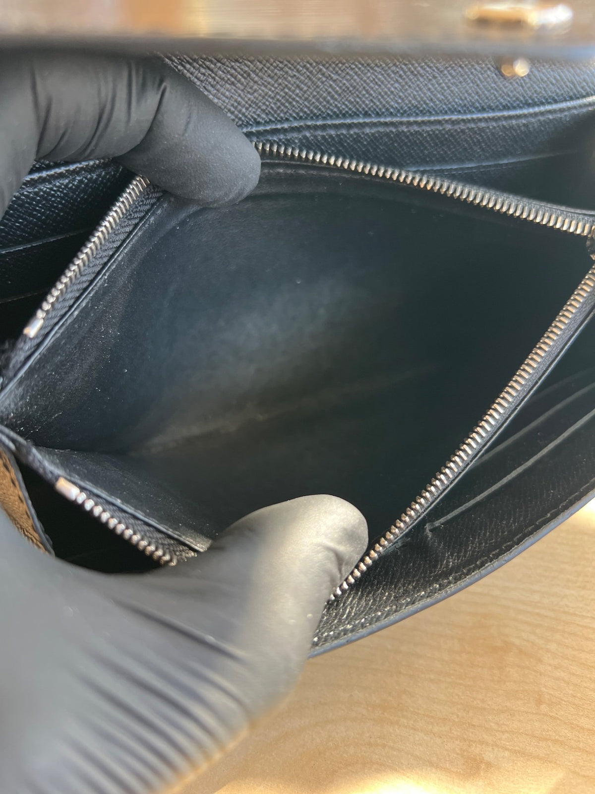 Louis Vuitton Portefeuille Sarah Épi Noir — vue 17 | Le comptoir vintage