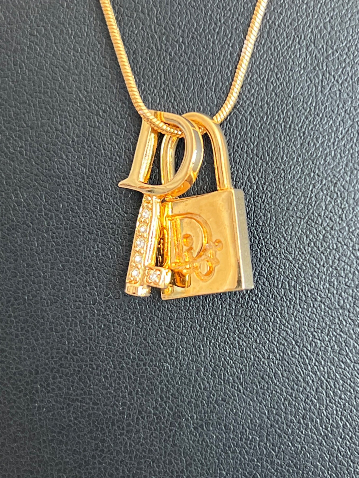 Dior Collier pendentif cadenas et clé logo Dior strass, métal doré authentifié — Le comptoir vintage